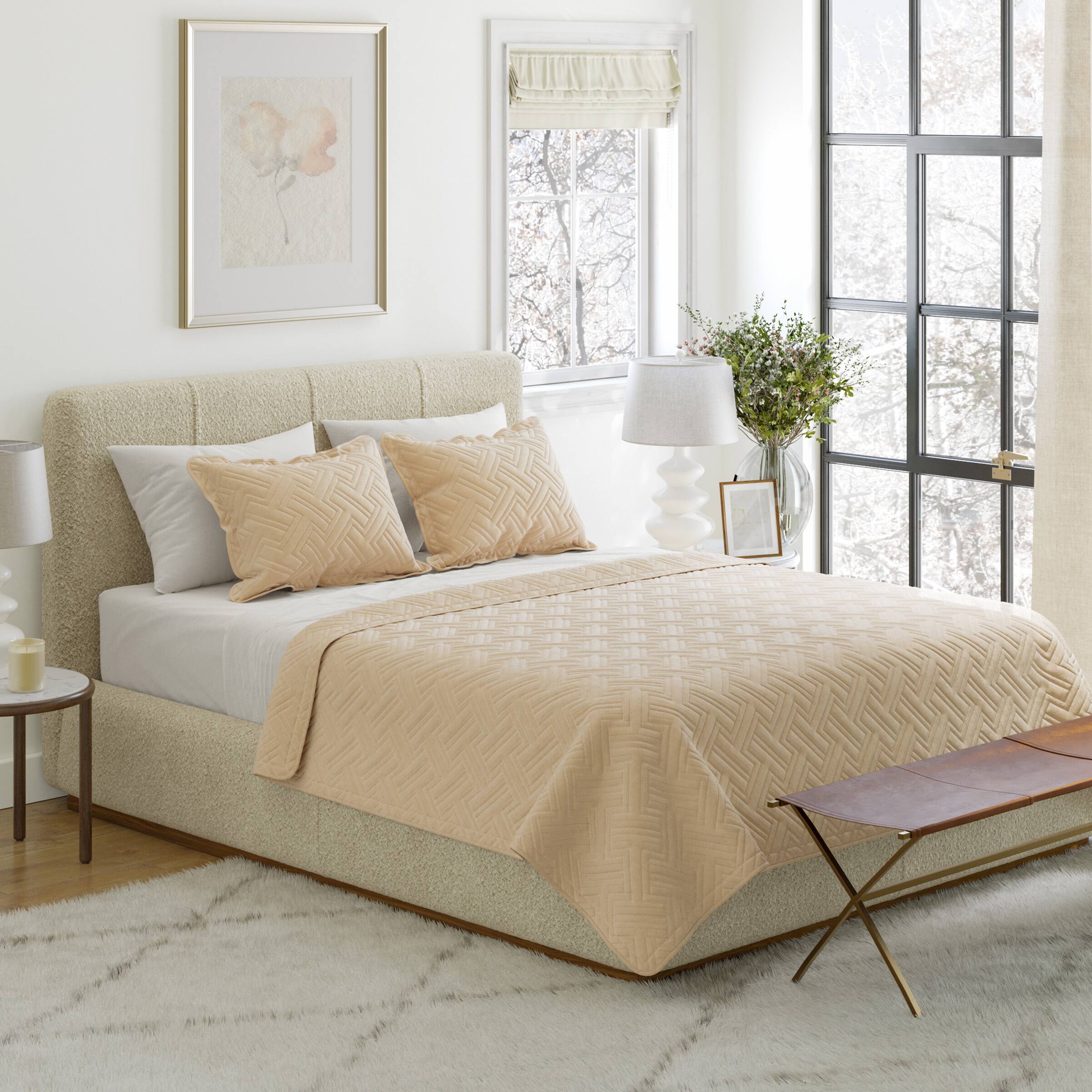 Angle. Lavish Home - 3PC Queen Quilt Set with Shams - Natural.