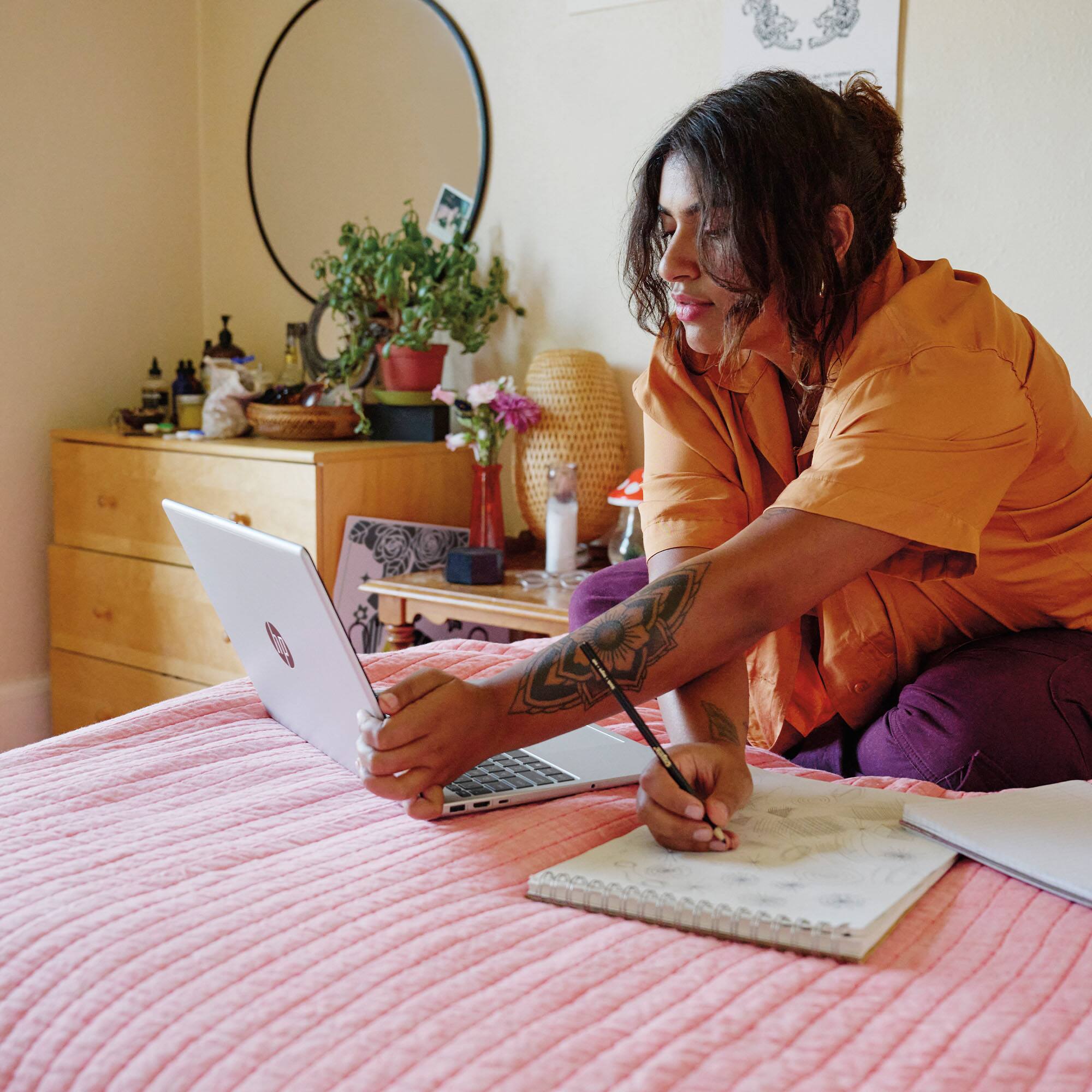 Alt View 8. HP - OmniBook 3 - Copilot+ PC - 15.6" Full HD Touch-Screen Laptop - AMD Ryzen 5 AI 5 330 2025 - 16GB Memory - 512GB SSD - Glacier Silver.