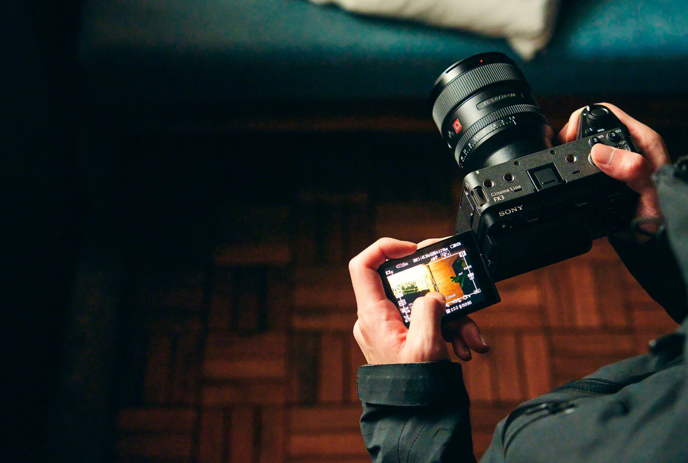 The text on the image reads: "FESADACIA TE  G  ..! - - 2 To 3 D Line Cinema FX3 SONY Can H427 97 1 7 425m - 1 - Ep a  23 N 2 Cascel dY 83 - Bno80  00 2 A."