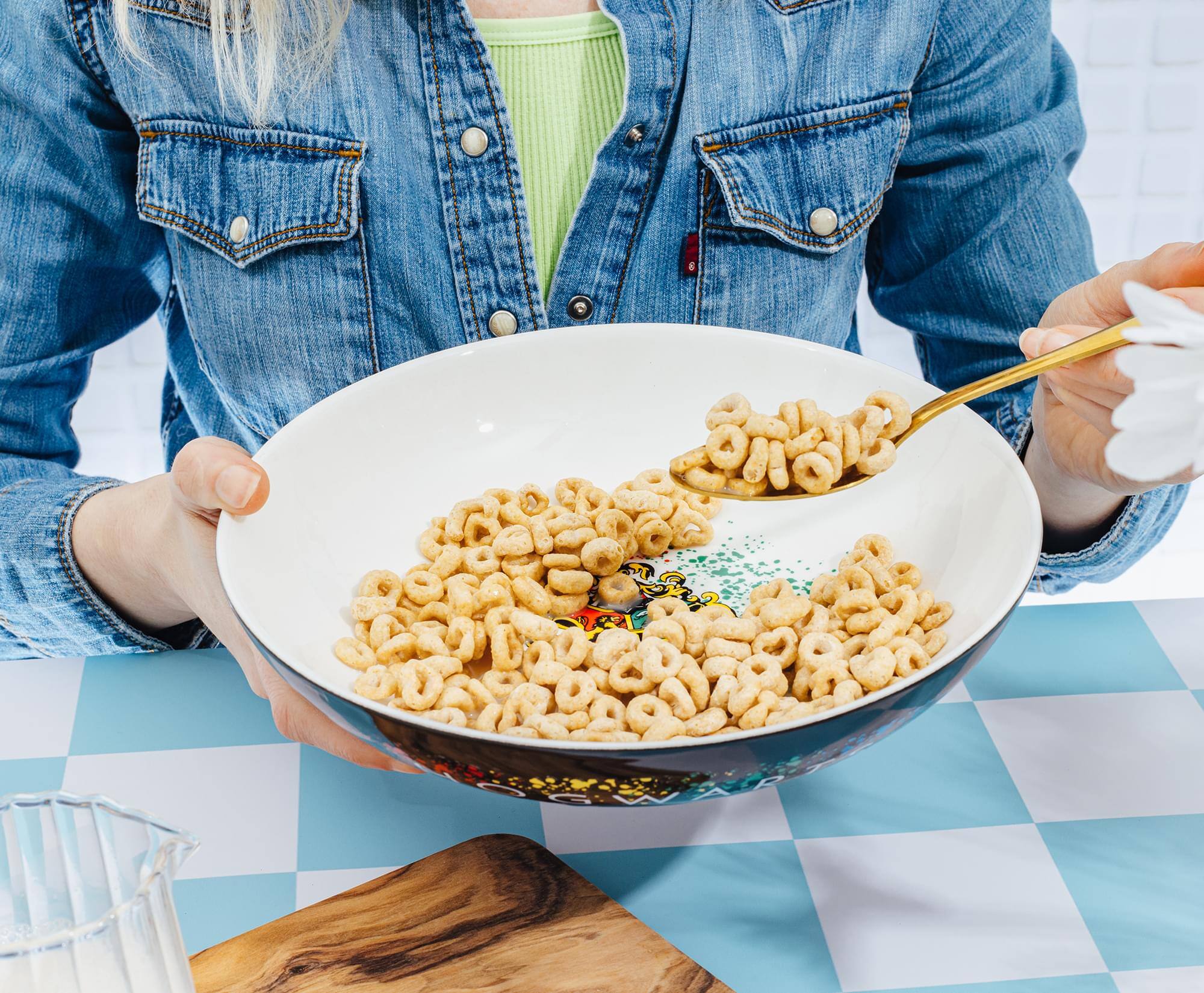 Alt View 4. Silver Buffalo - Harry Potter Hogwarts Crest 9-Inch Ceramic Coupe Dinner Bowl - Black.