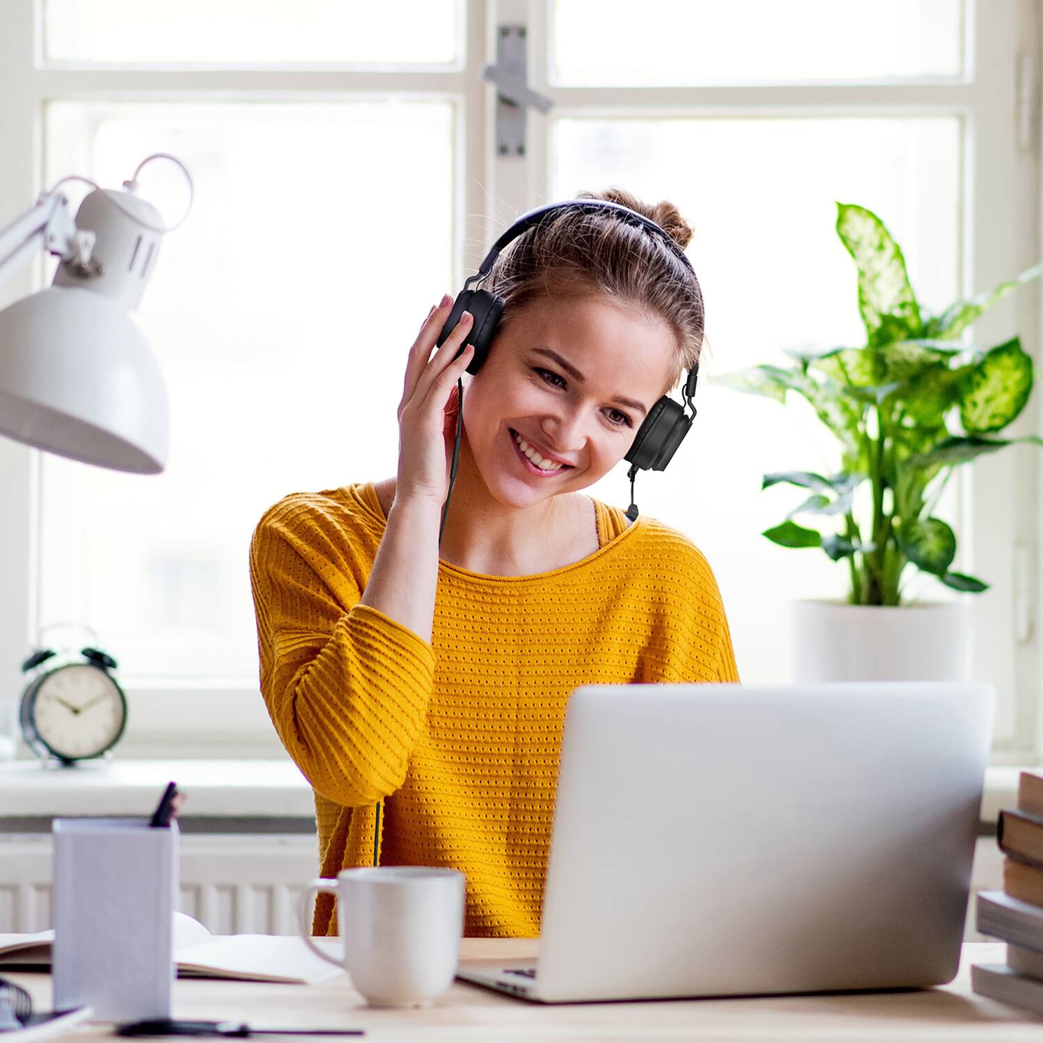 Angle. Maxell - Maxell 197304 Hpbmt1 Over-ear Usb-c Headphones With Detachable Boom Microphone, Black - Black.