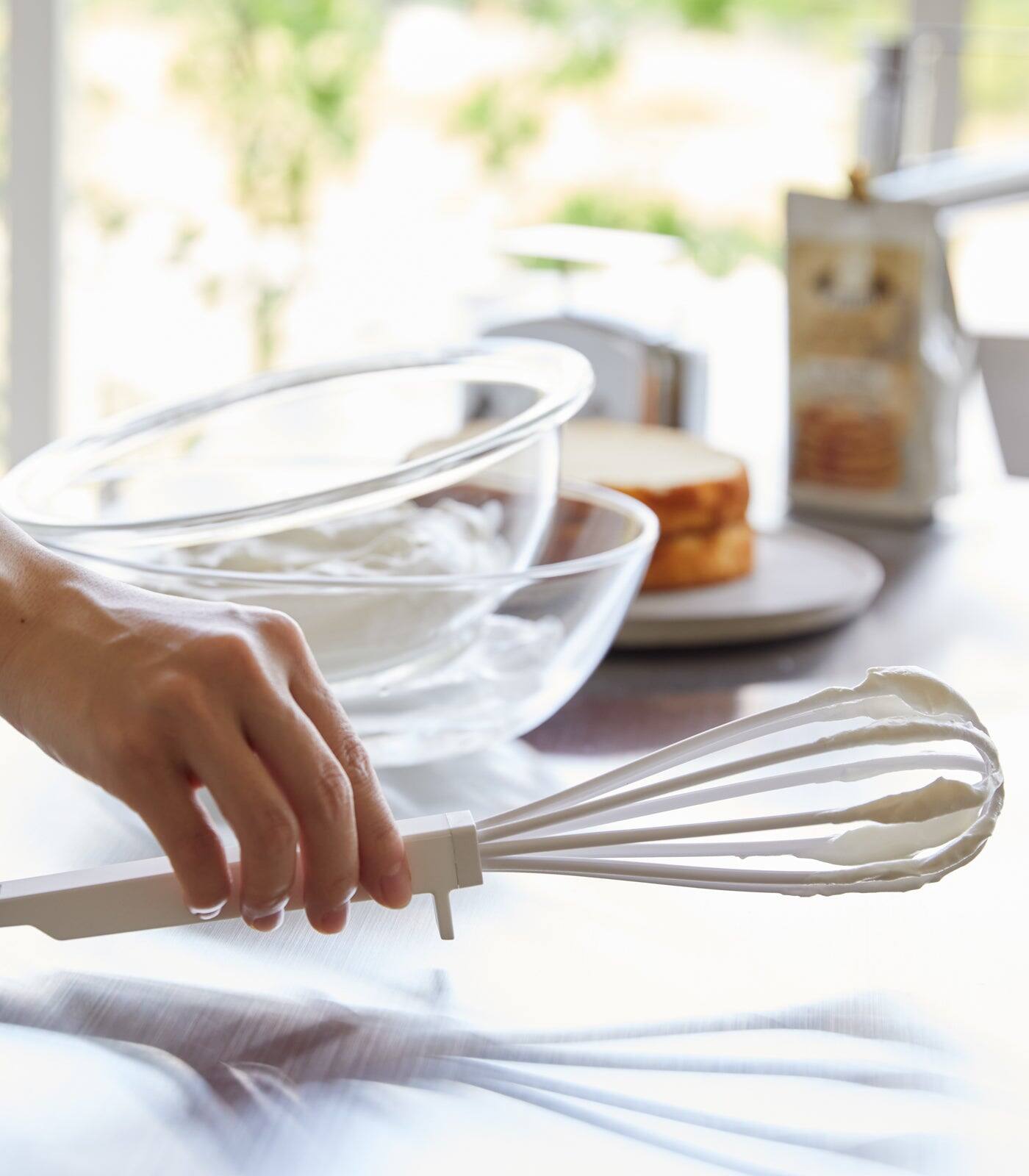 Alt View 6. Yamazaki Home - Floating Whisk - Silicone + Nylon - Black.