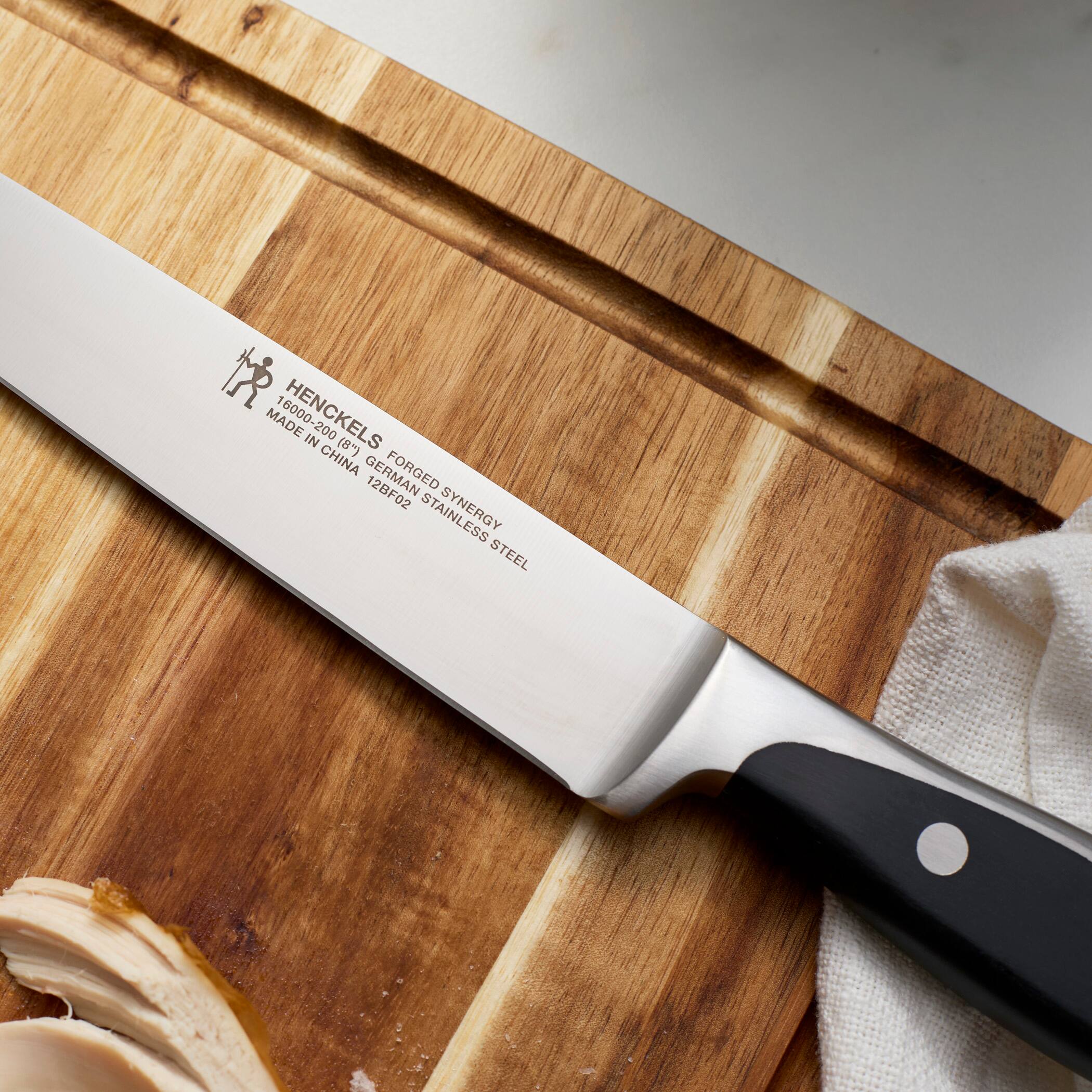 HENCKELS  
MADE IN CHINA  
16000-200 (8")  
GERMAN FORGED SYNERGY STEEL  
12BF02