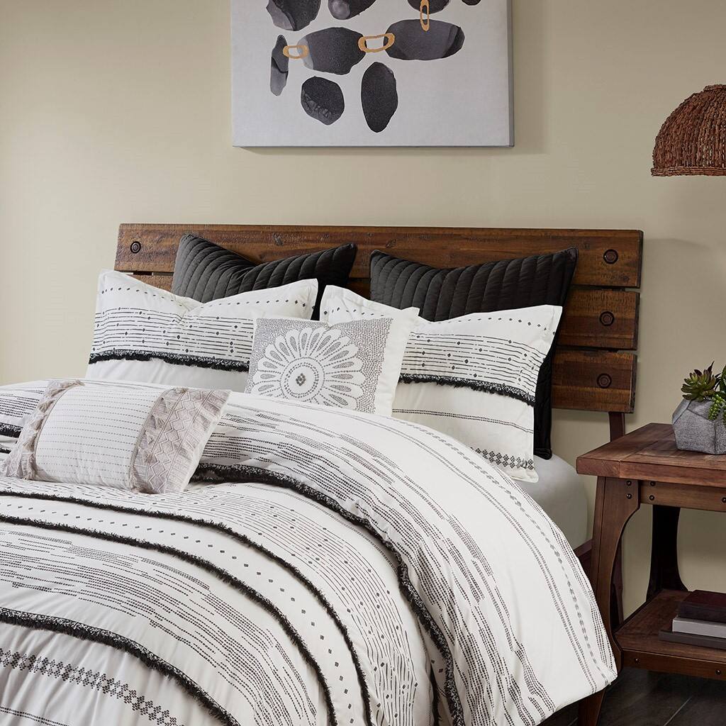 Alt View 1. Gracie Mills - Gracie Mills Hogan Boho Cotton Printed Comforter Set with Trims - Black/White.