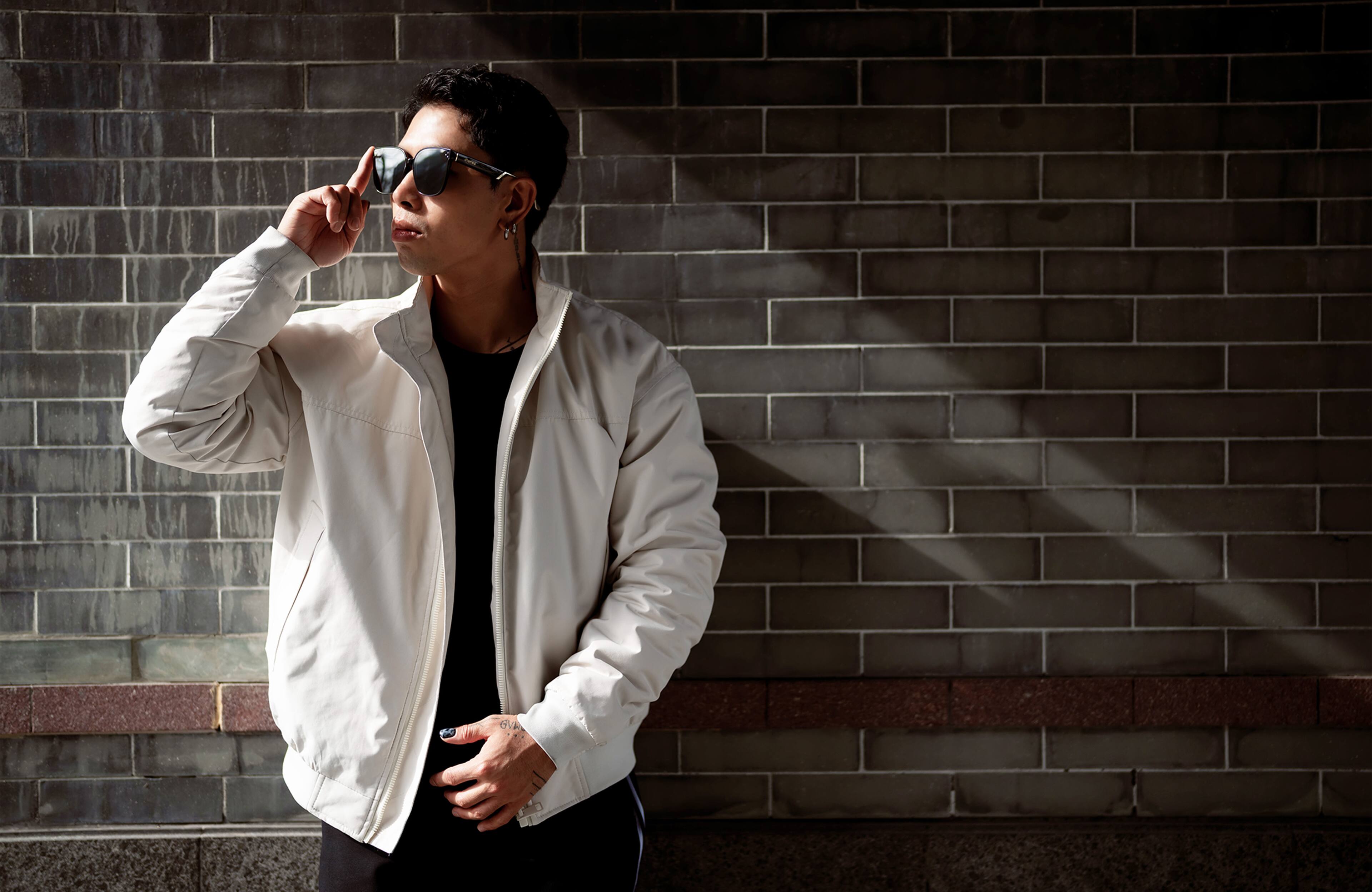 Alt View 4. Chamelo - Lifestyle Veil Slider HVL - Glossy black frame | Smoke lenses.