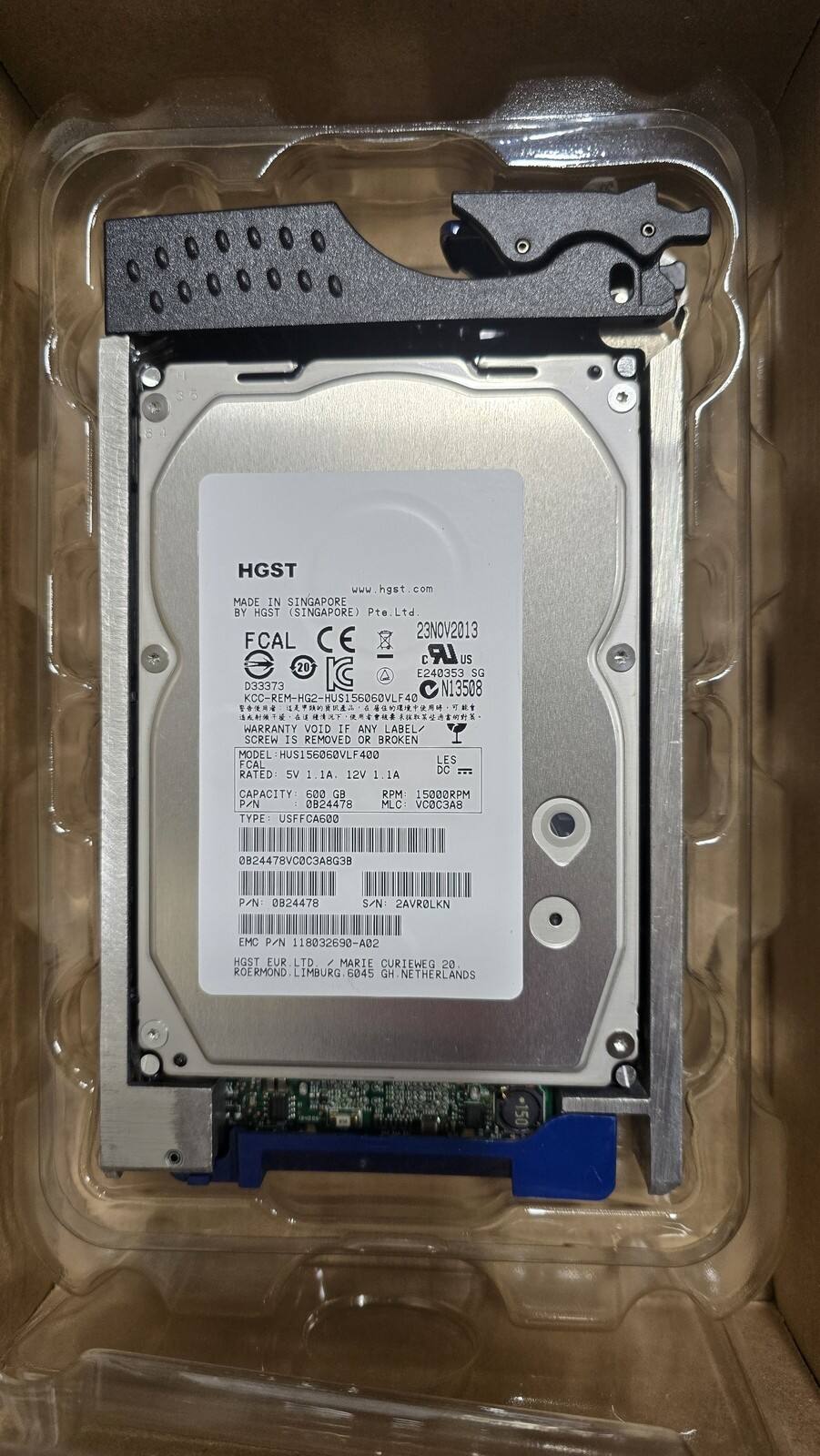 HGST  
www.hgst.com  
MADE IN SINGAPORE BY HGST (SINGAPORE) Pte. Ltd.  
23NOV2013  
FCAL LR US 20 IC E240353 SG D33373 N13508  
CC-REM-HG2-HUS156060VLF40  
WARRANTY VOID IF ANY LABEL SCREW IS REMOVED OR BROKEN  

MODEL: HUS156068VLF400  
FCAL LES  
RATED: 1.1A, 12V DC  
CAPACITY: 6 TB  
RPM: 15000RPM  
P/N: 0824478  
MLC  
TYPE: USFFCA600  
@B24478VC0C3A8G3B  
P/N: 824478  
S/N: 2AVROLKN  
EMC P/N: 118032690-A02  

HGST EUR. LTD.  
MARIE CURIEWEG 20  
RO