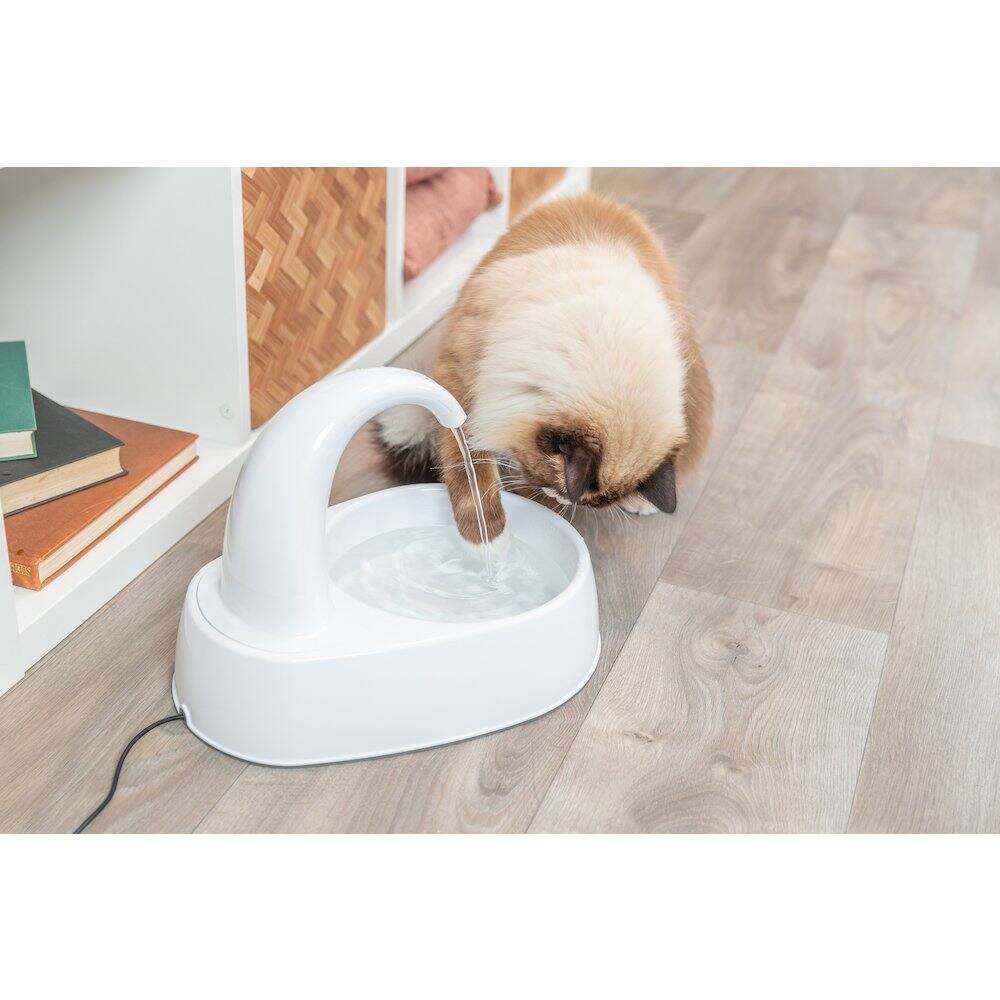 Angle. TRIXIE - Curved Stream 84.5oz Drinking Fountain for Cats and Dogs - White.