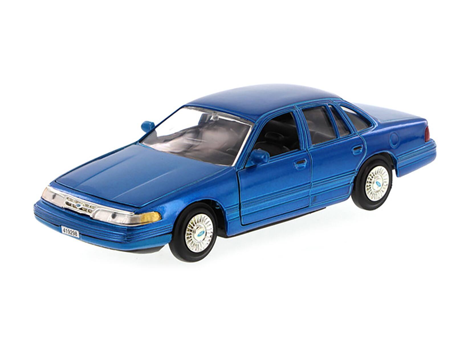 Angle. Motormax - 1998 Ford Crown Victoria Blue 1/24 Diecast Model Car by Motormax - Blue.