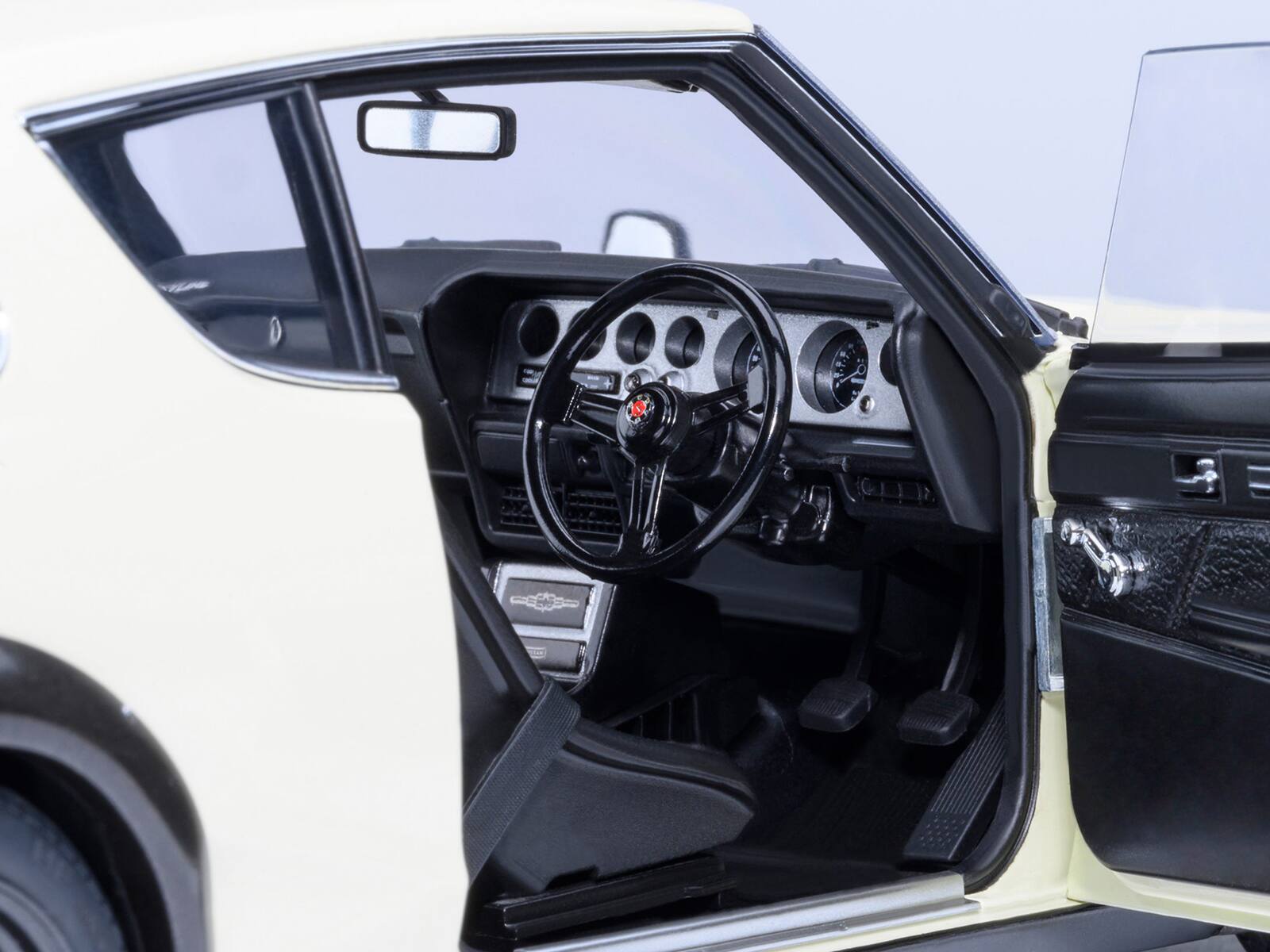 Alt View 3. Autoart - Nissan Skyline 2000GT-R (KPGC110) Tuned Version RHD (Right Hand Drive) White 1/18 Model Car by Autoart.