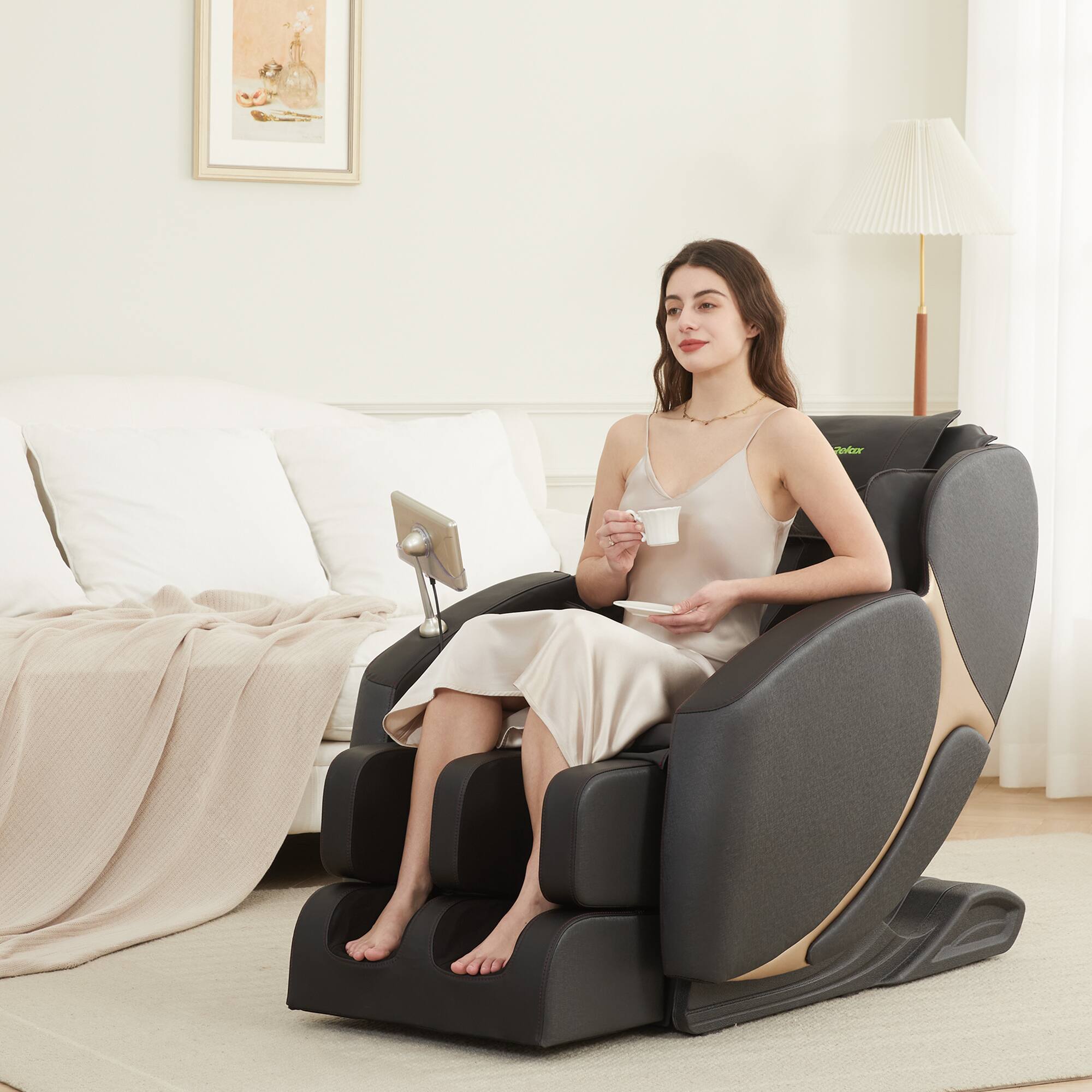 Alt View 1. Essen Blissed - Favor BS-06 Full Body Zero Gravity with Shiatsu Massage Chair - Black.