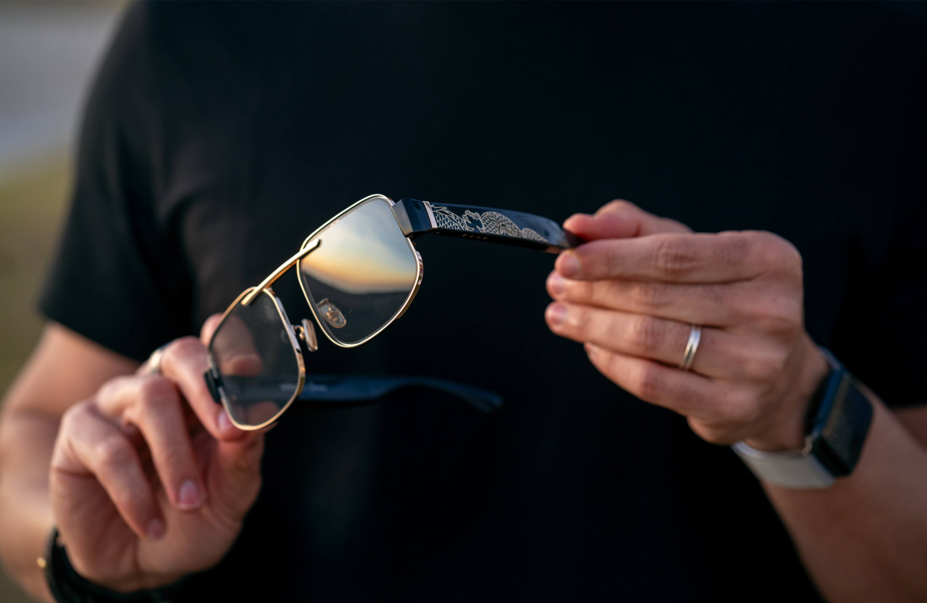 Alt View 7. Chamelo - Lifestyle Dragon Slider HVL - Glossy black gold frame | Smoke lenses.