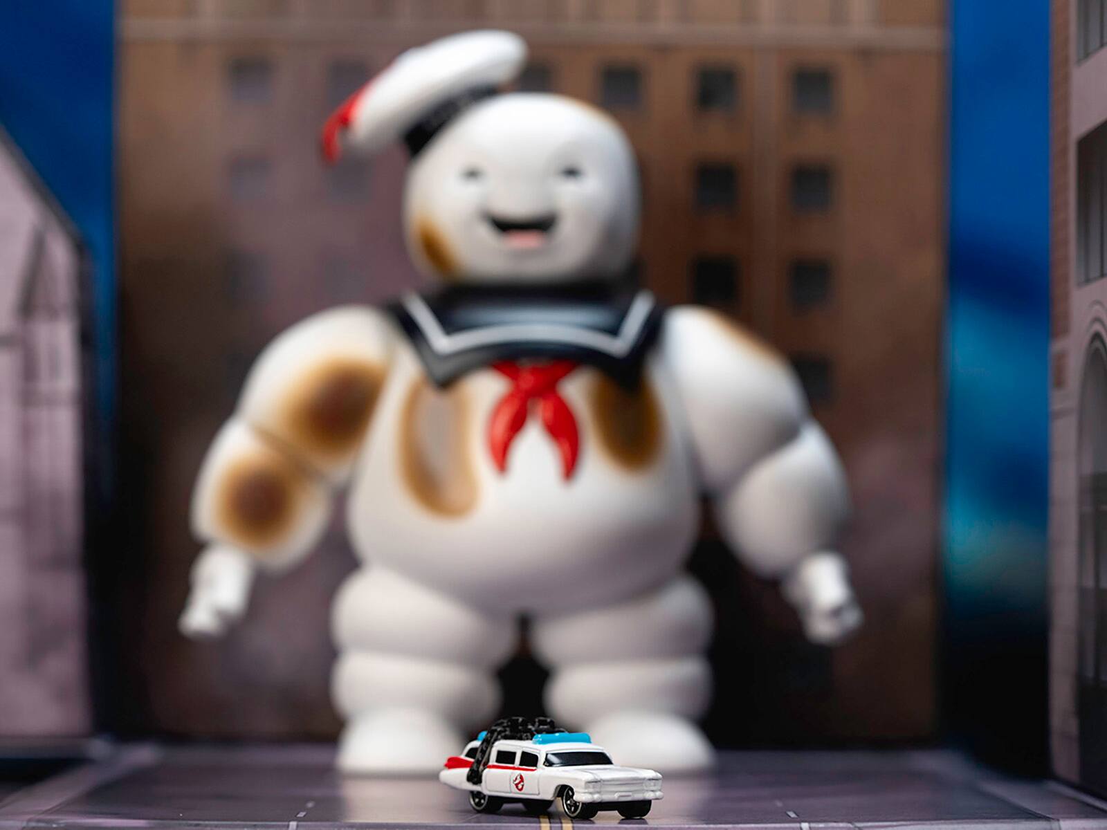Alt View 2. Jada - "Ghostbusters" 6" Stay Puft Marshmallow Man Figure with Nano Ecto-1 Car Diorama Set "Ghostbusters" (1984) Movie by Jada - Multicolor.