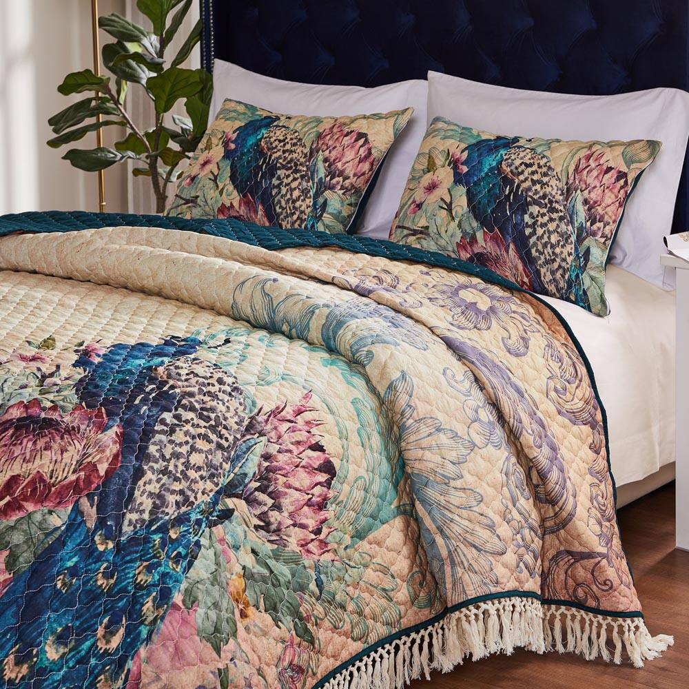 Left. BreeBe - Eden Peacock Quilt Set 3-Piece Full/Queen - Ecru.