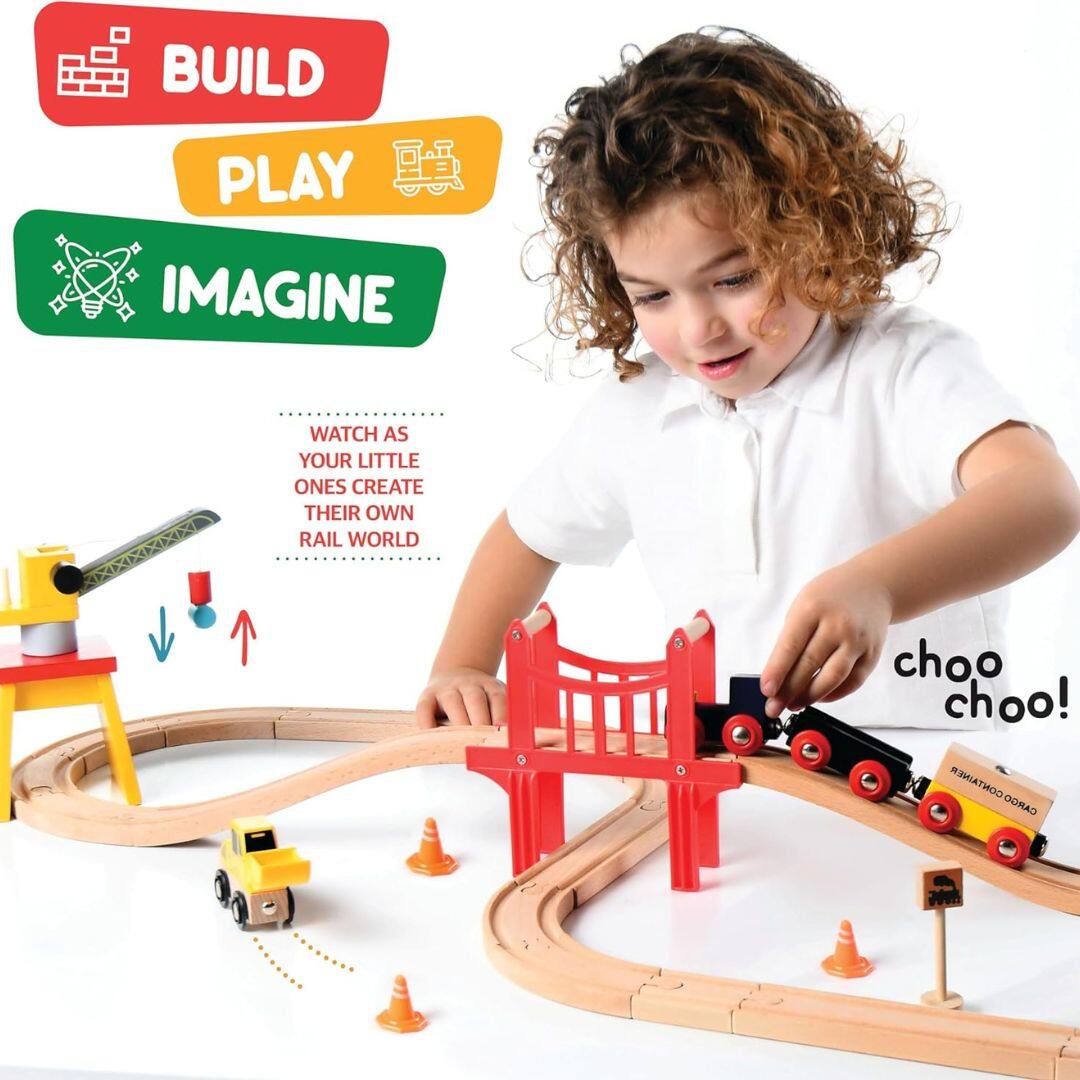 BUILD  
PLAY  
IMAGINE  

WATCH AS YOUR LITTLE ONES CREATE THEIR OWN RAIL WORLD  

choo choo!