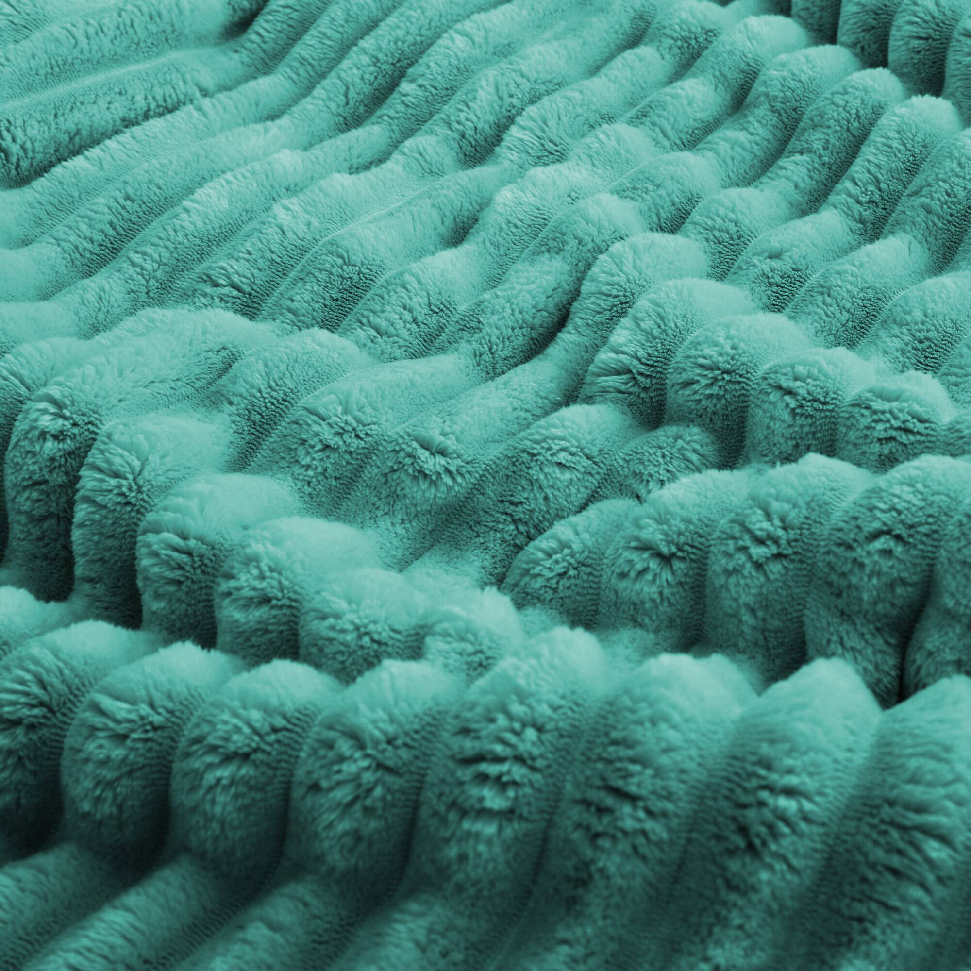 Left. Peace Nest - Peace Nest Flannel Fleece Plush Fuzzy Comforter Set Fluffy Bedding Set with 2 Pillowcases - Green.