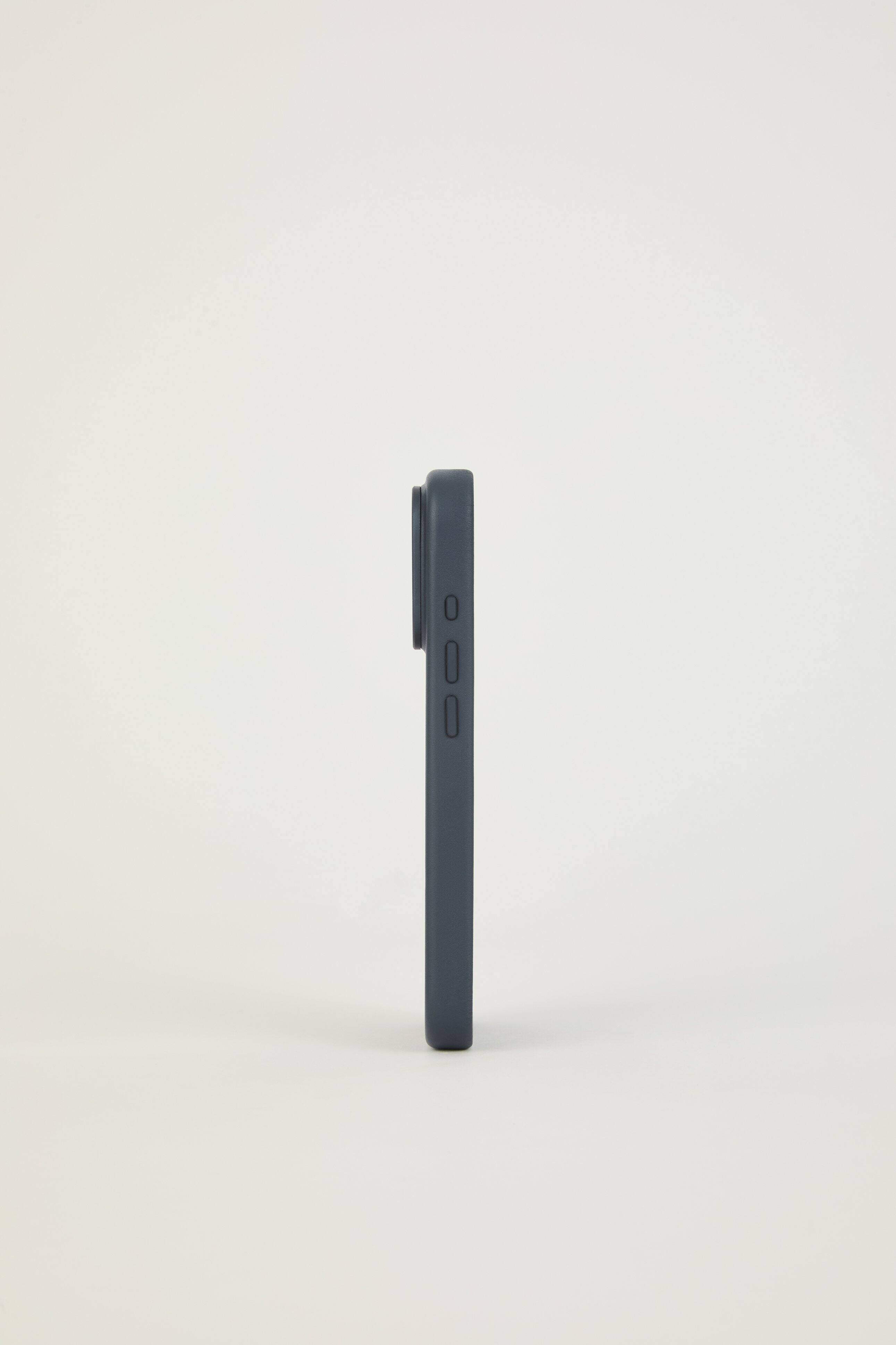 Alt View 1. Troubadour - iPhone 18 Pro Leather Case - Basalt.