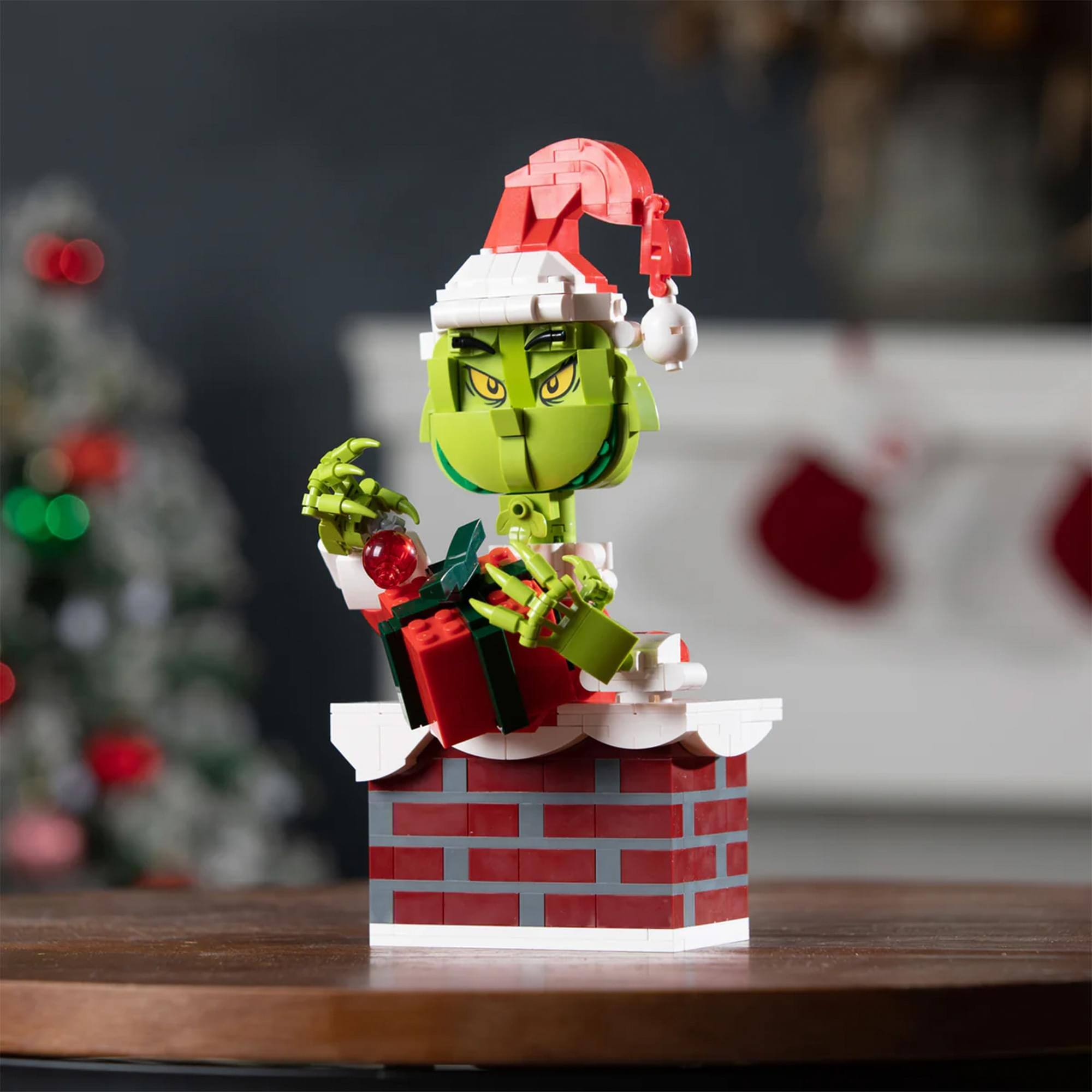 Alt View 4. Brickcraft - The Grinch Up The Chimney 523-Piece Brickcraft Building Set - Green.