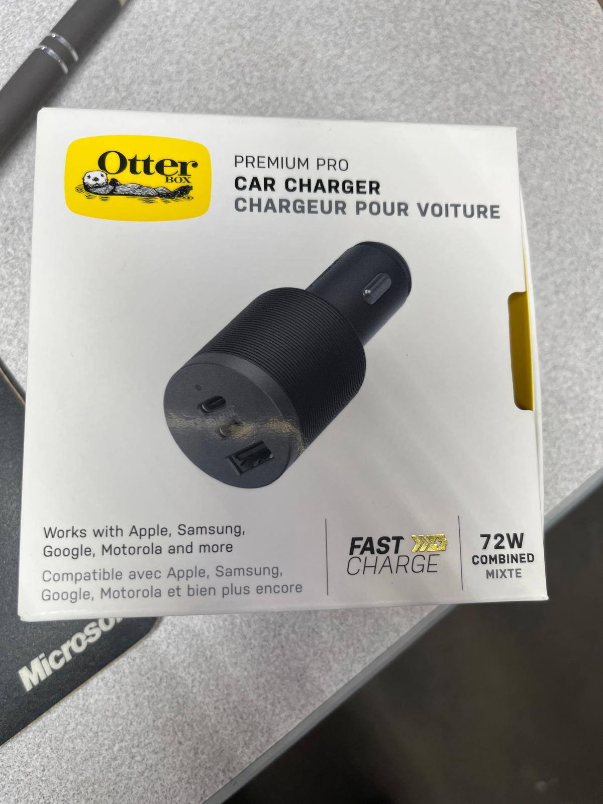 Otter BOX

PREMIUM PRO  
CAR CHARGER  
CHARGEUR POUR VOITURE

Works with Apple, Samsung, Google, Motorola and more  
Compatible avec Apple, Samsung, Google, Motorola et bien plus encore

FAST CHARGE  
72W COMBINED MIXTE