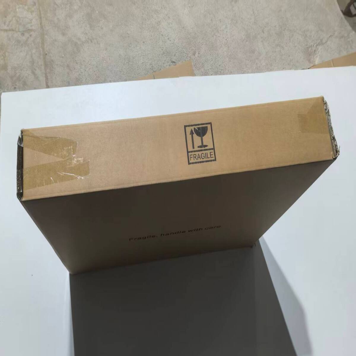 FRAGILE
with care handle Fragile,