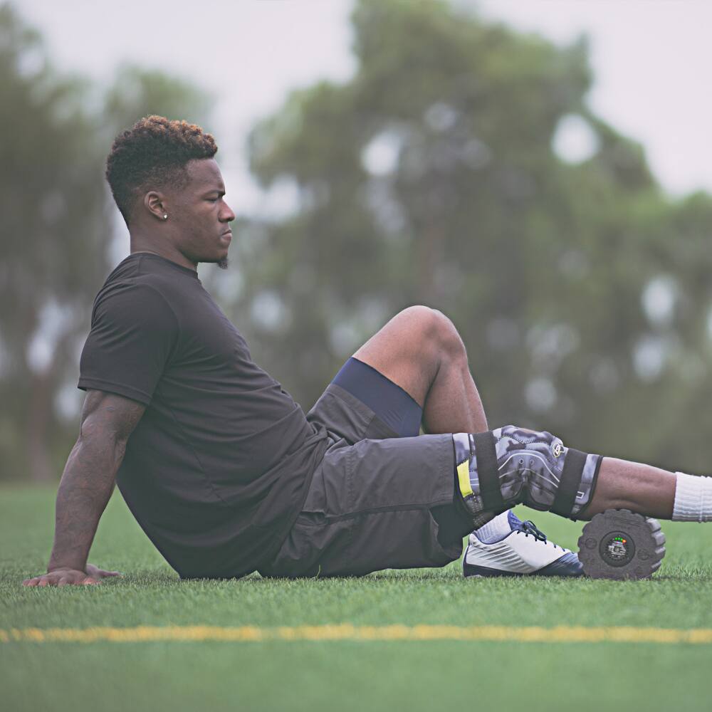 Angle. DonJoy - DonJoy Performance Bionic Knee Brace (Black/Small) - Black.