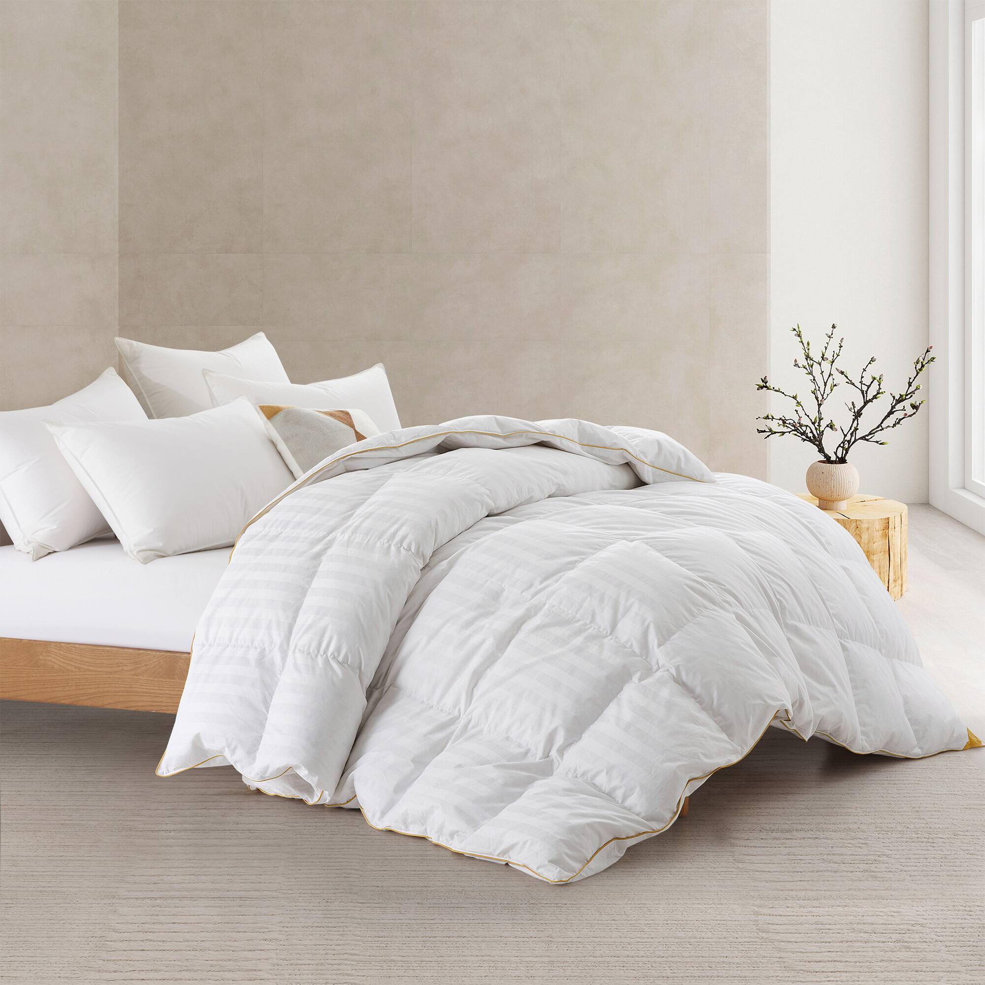 Angle. Puredown - Puredown -  All Season White Goose Down Comforter Duvet Insert with 100% Cotton Cover - Queen - White.