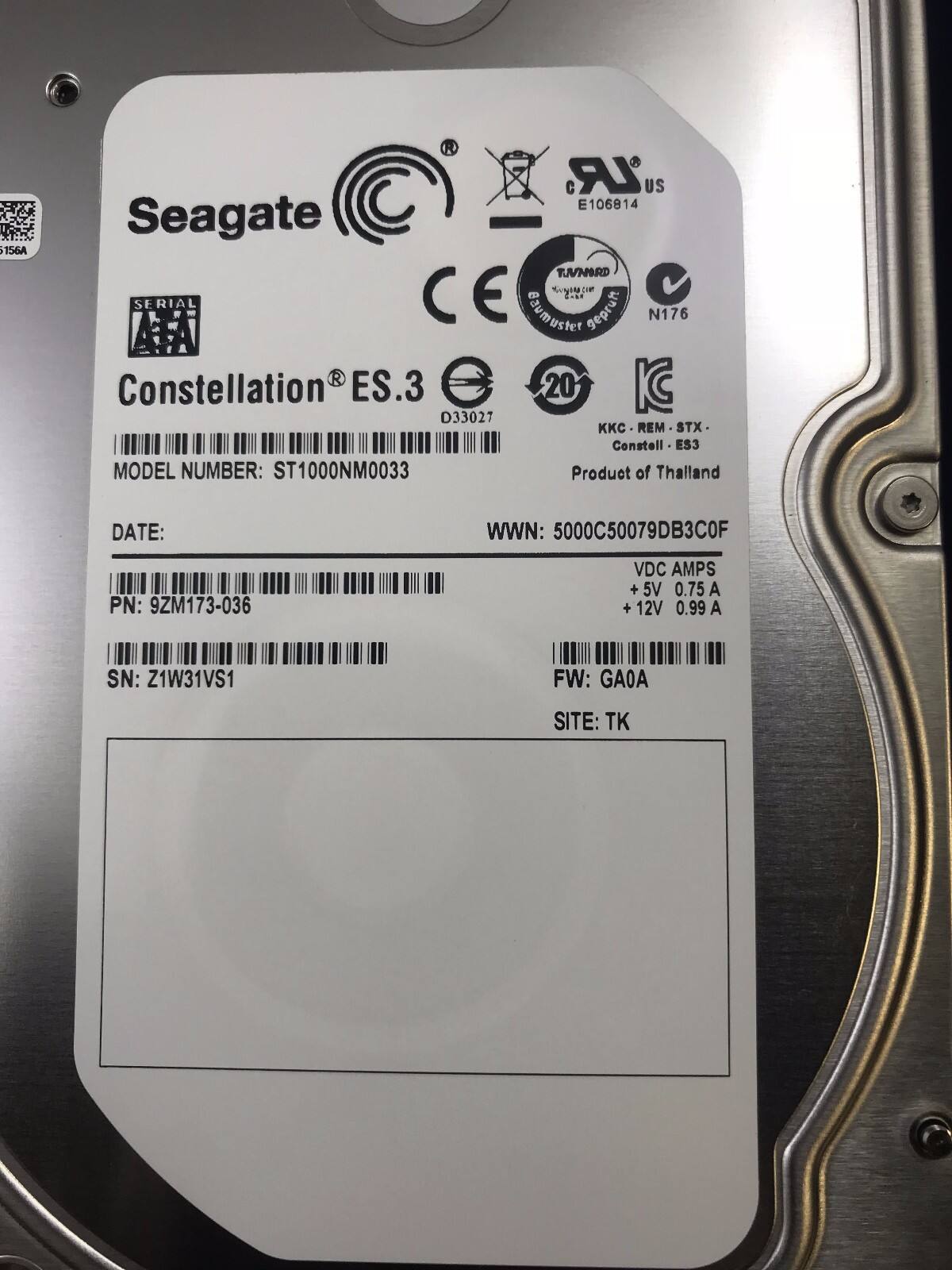 Seagate  
Constellation® ES.3  
MODEL NUMBER: ST1000NM0033  
DATE:  
PN: 9ZM173-036  
SN: Z1W31VS1  
FW: GA0A  
SITE: TK  

WWN: 5000C50079DB3C0F  

VDC AMPS  
+5V 0.75 A  
+12V 0.99 A  

Product of Thailand  

156A  
CLR US E106814  
TUVNARD  
Baumuster geprüft N176  
KKC - REM - STX - Constell - ES3  

D330  
20  
KC  
27