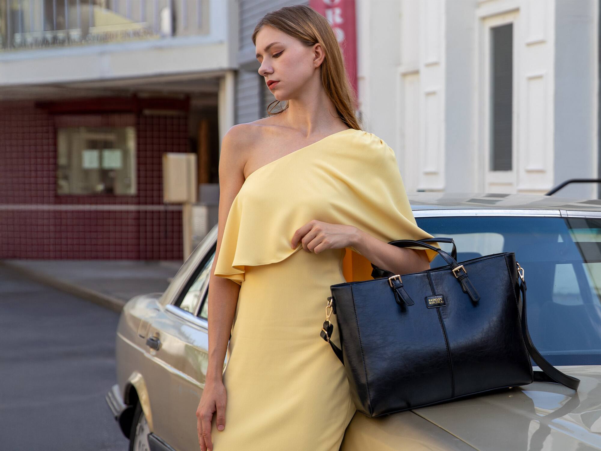 The text on the image is "DANIELA".