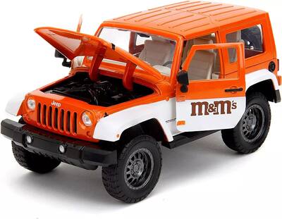 Jada Toys 1:24 M&M's '07 Jeep Wrangler with Orange Figure