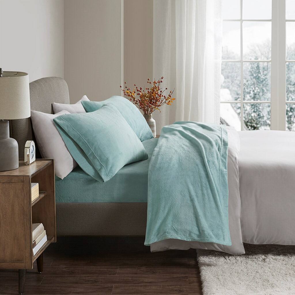 Alt View 1. Gracie Mills - Gracie Mills Dashiell Micro Plush Sheet Set - Aqua.