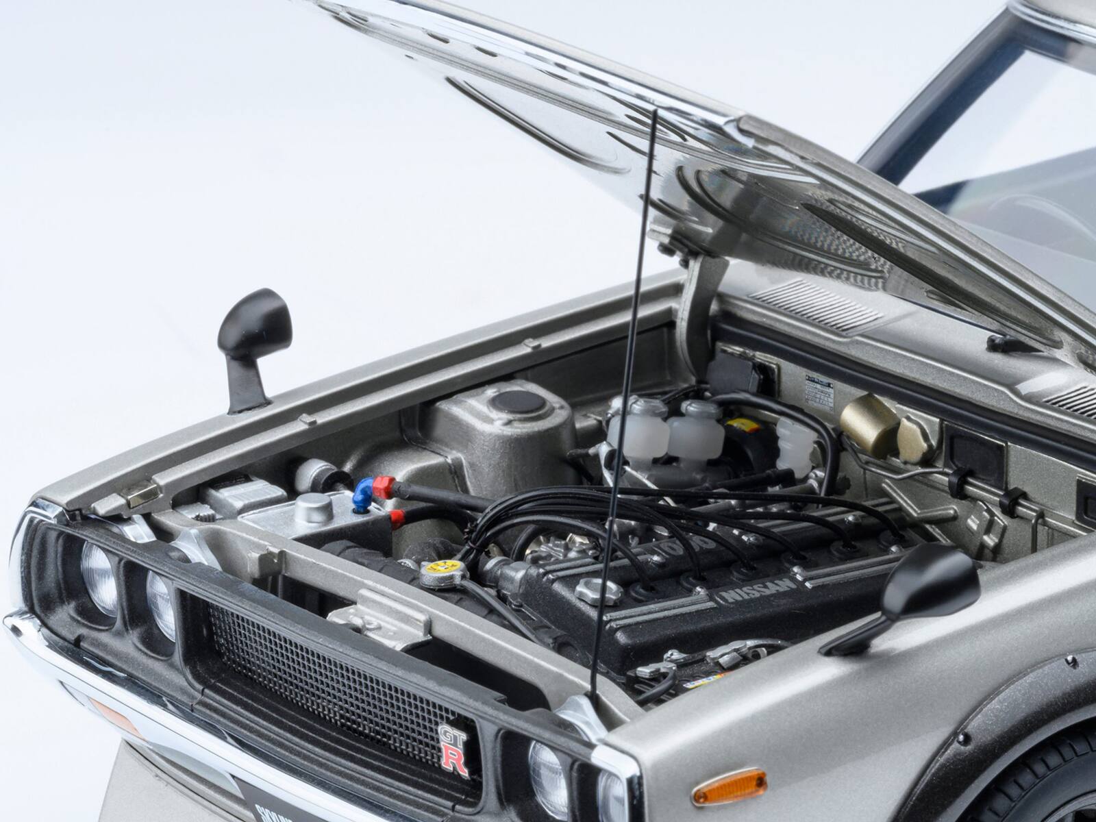 Alt View 2. Autoart - Nissan Skyline 2000GT-R (KPGC110) Tuned Version RHD (Right Hand Drive) Silver Metallic 1/18 Model Car by Autoart.