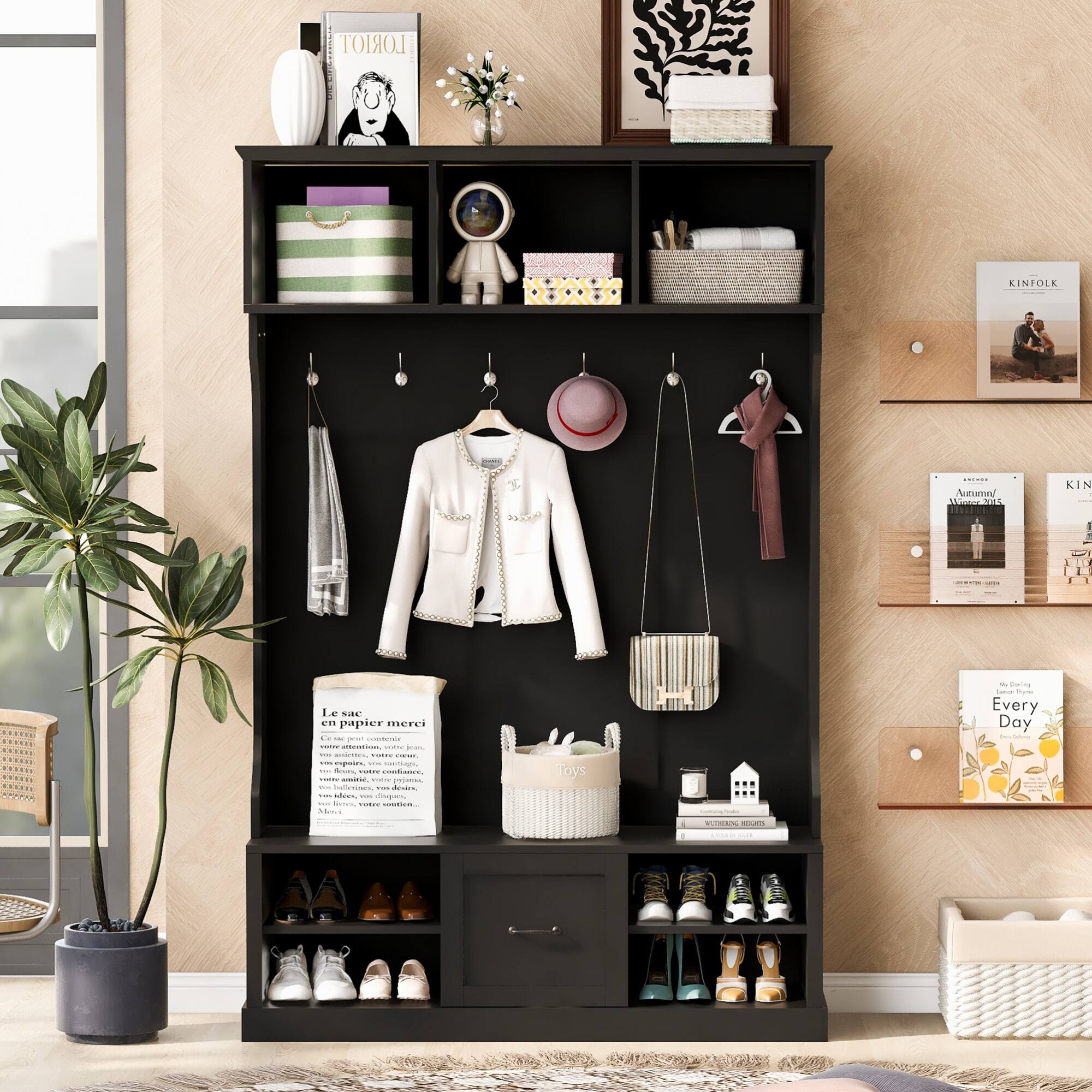 Sure, here is the corrected and grouped text from the image:

---

**Top Shelf:**
- "LORIOT"

**Middle Shelf:**
- "KINFOLK"

**Left Side:**
- "Le sac en papier merci"
- "Ce sac en papier contient :"
- "une idée, une envie, une confiance, une amitié, une famille, une vie, une joie, une idée, une envie, une confiance, une amitié, une famille, une vie, une joie, une idée, une envie, une confiance, une amitié, une famille, une vie, une joie, une idée, une envie, une confiance, une amitié, une famille, une vie, une joie, une idée, une envie, une confiance, une amitié, une famille, une vie, une joie, une idée, une envie, une confiance, une amitié, une famille, une vie, une joie, une idée, une envie, une confiance, une amitié, une famille, une vie, une joie, une