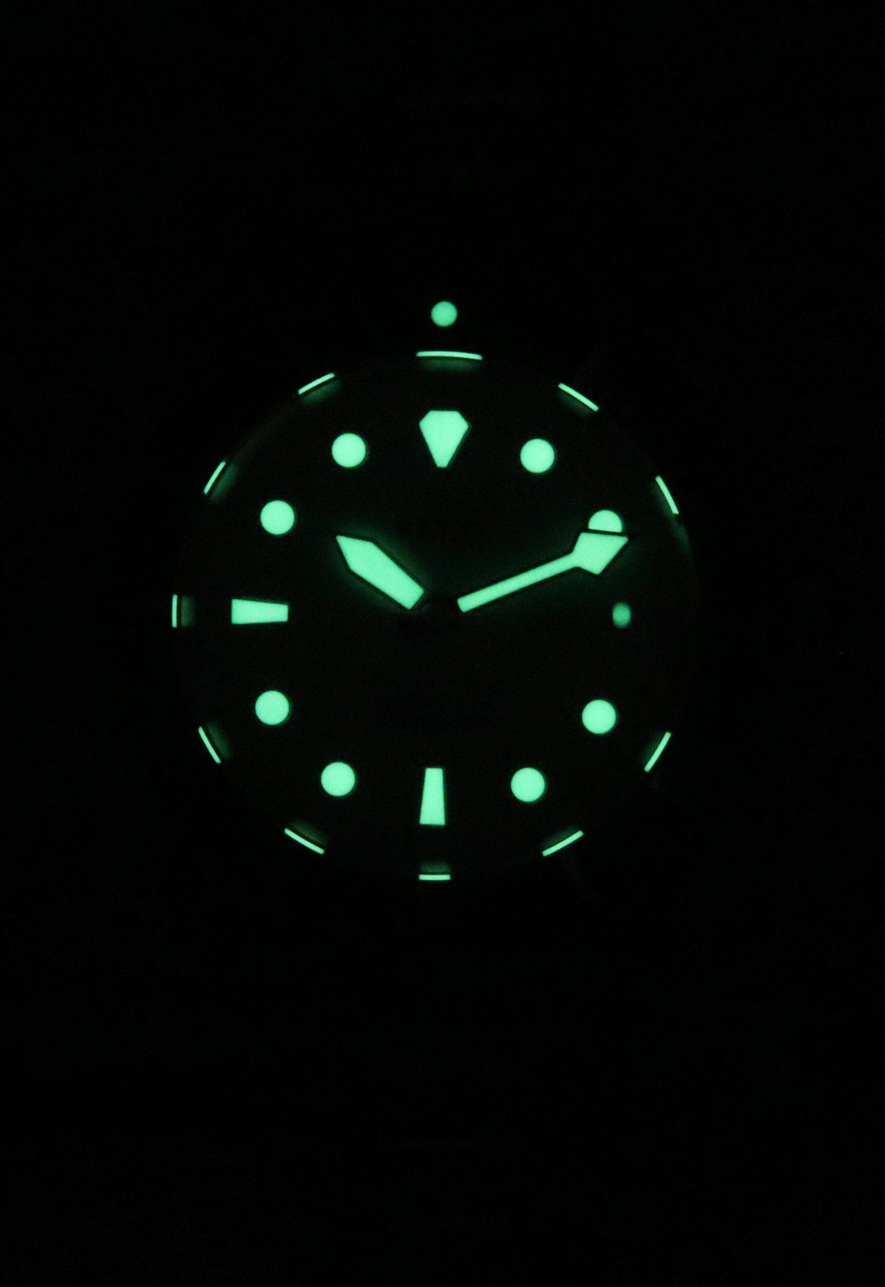 Angle. RATIO - RATIO FreeDiver Automatic RTF049 Mens Watch Sapphire Crystal Stainless Steel Green Dial 200M Date Display - Green/Silver.