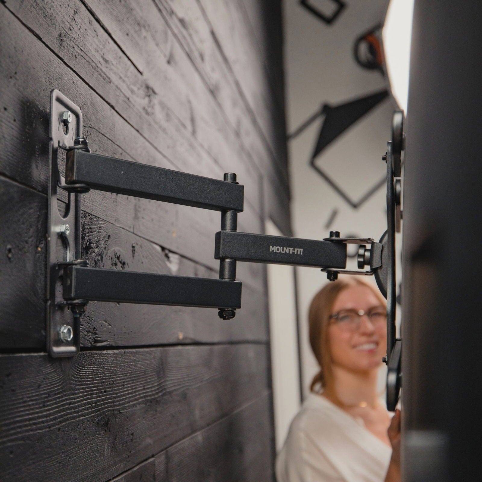 Angle. Mount-It! - Full Motion TV Wall Mount for 24–55" Screens, Swivel, Tilt, VESA 400x400, 66lb Capacity - Black.