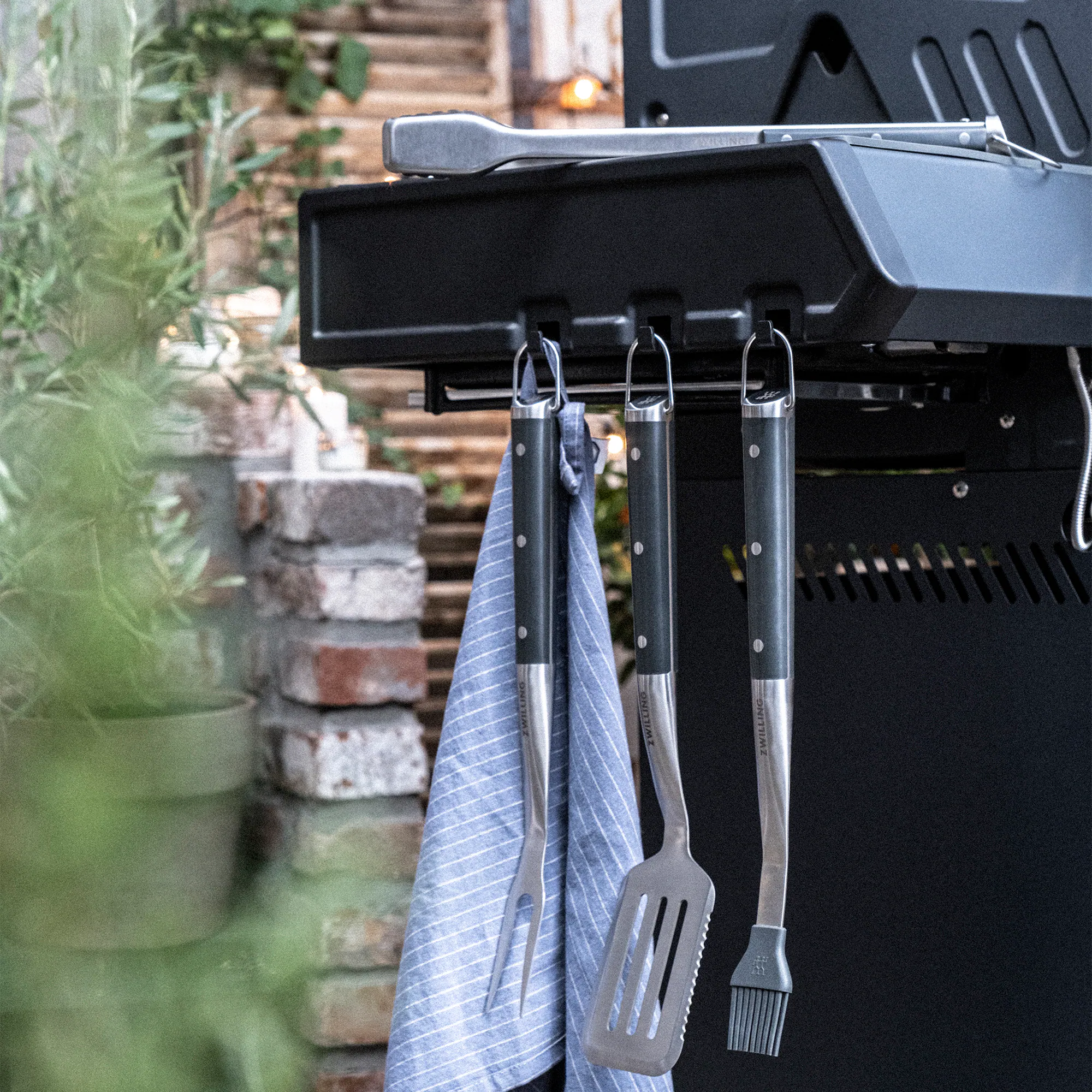 The text on the image reads: "ZWILLING."