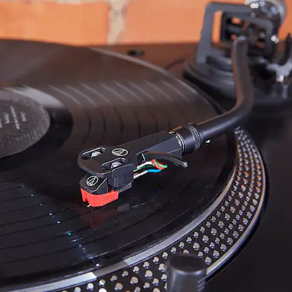 Front. Audio-Technica - Audio Technica AT-VM95ML/H Headshell/Cartridge Kit - Red.