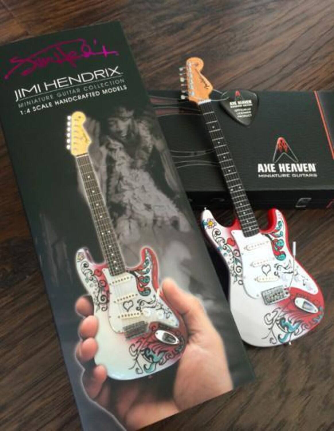 Smiles  
JIMI HENDRIX COLLECTION  
MINIATURE GUITAR MODELS  
1:4 SCALE HANDCRAFTED MODELS  

AXE HEAVEN  
MINIATURE GUITARS