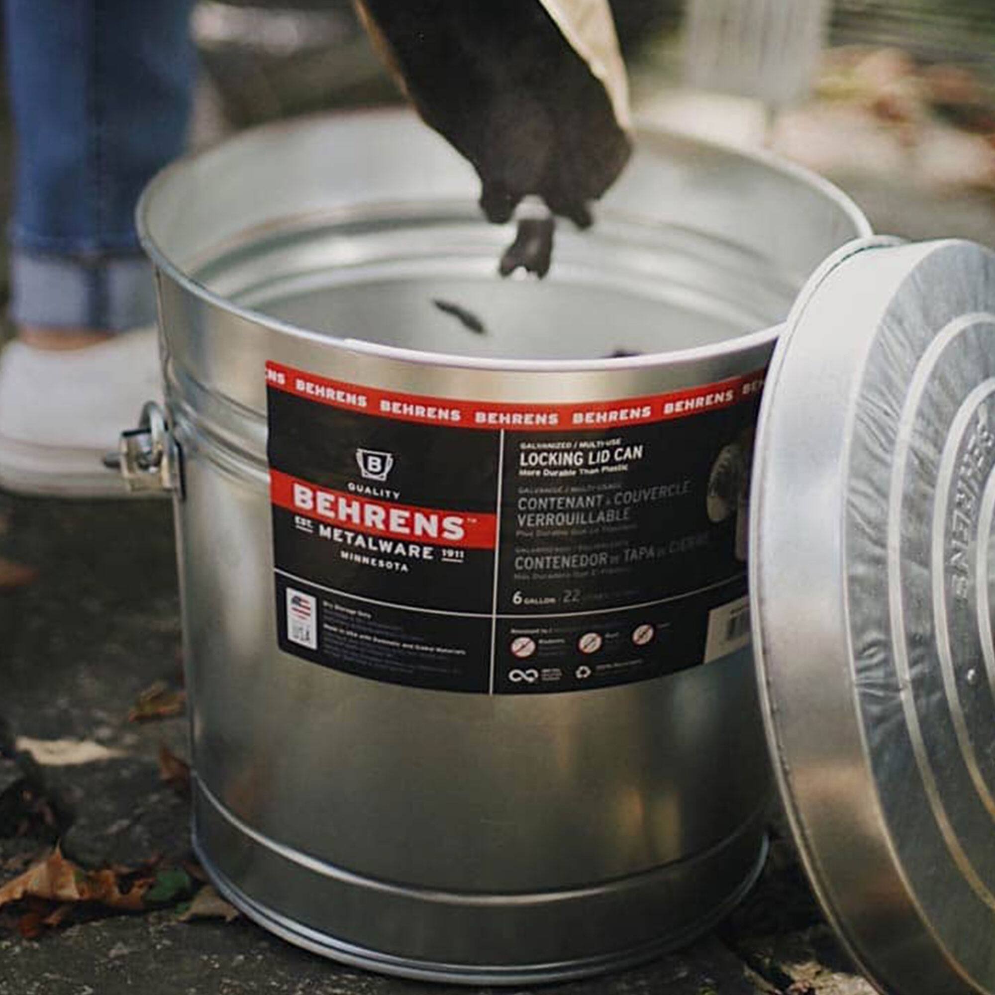 BEHRENS  
BEHRENS METALWARE  
MINNESOTA 1911  

QUALITY  
LOCKING LID CAN  
More Durable Than Plastic  

CONTENEDOR CON TAPA VERROUILLABLE  
CONTENEDOR CON TAPA VERROUILLABLE  
CONTENEDOR CON TAPA VERROUILLABLE  

6 GALLON 22 L