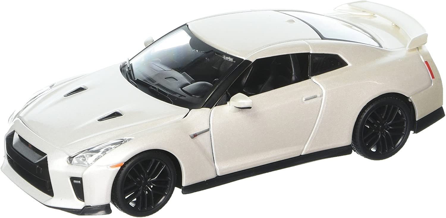 Alt View 2. Bburago - 2017 Nissan GT-R R35 White 1/24 Diecast Model Car by BBurago.