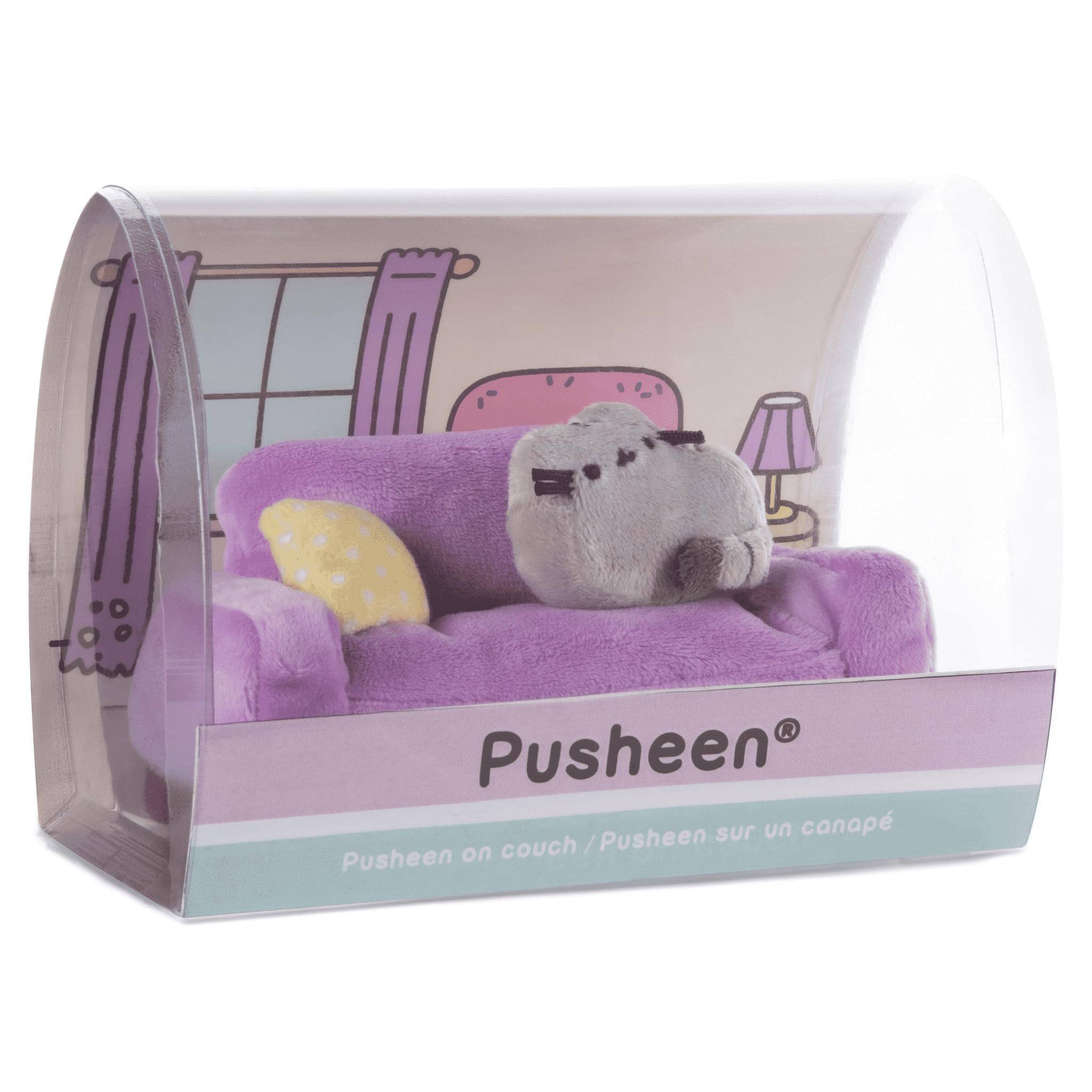 Pusheen  
Pusheen on couch / Pusheen sur un canapé