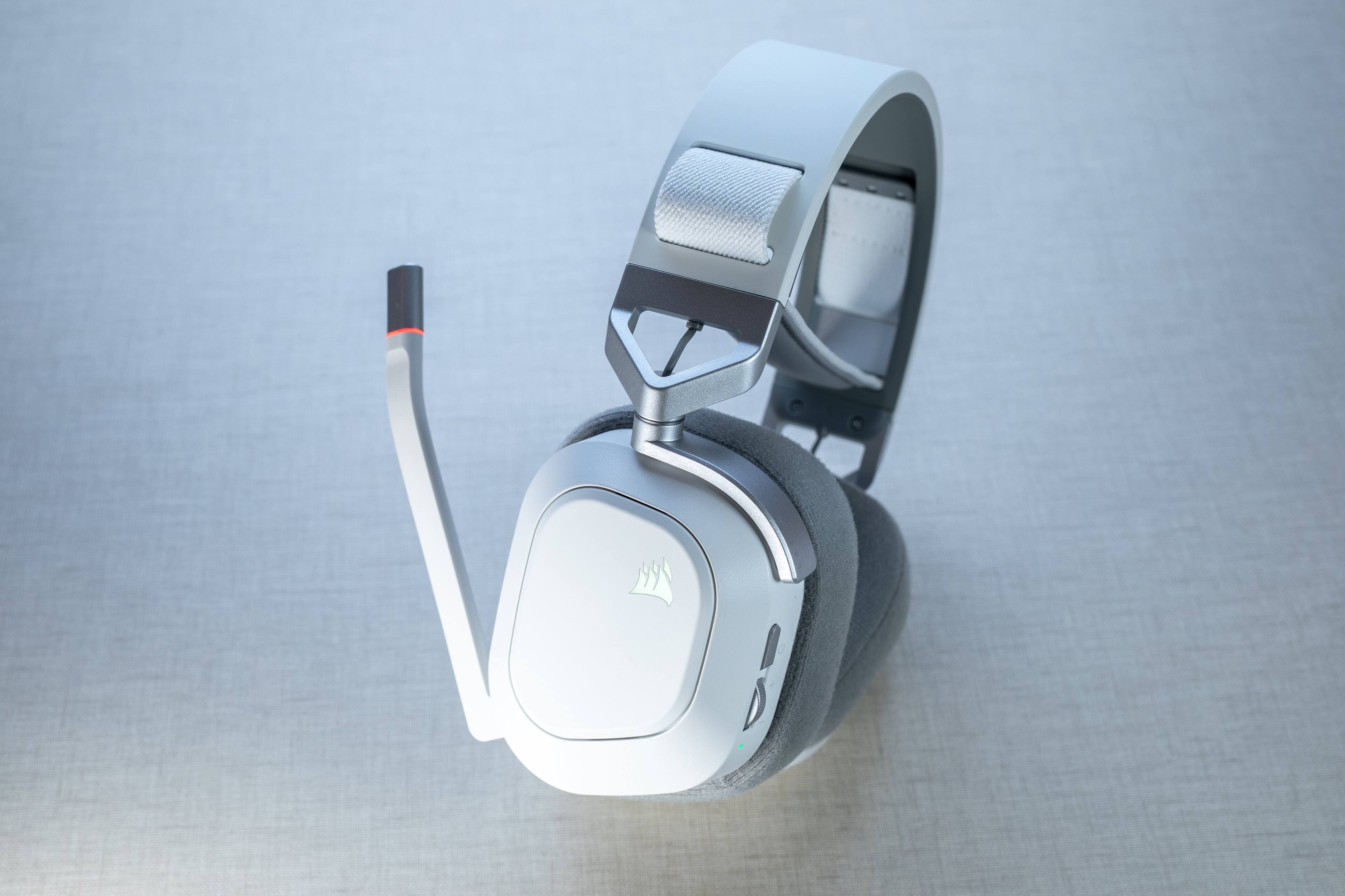 Alt View 15. CORSAIR - HS80 RGB Wireless Gaming Headset for PC, Mac, PS5, PS4 - White.