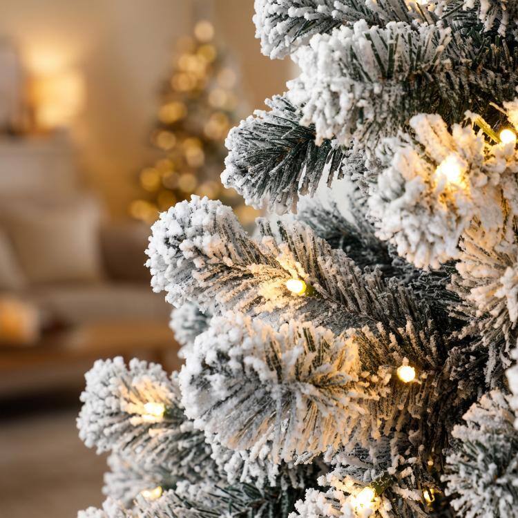 Alt View 10. PULUZ - 6ft Flocked Prelit Christmas Tree, Northern Pine with 250 LEDs - White and Green.