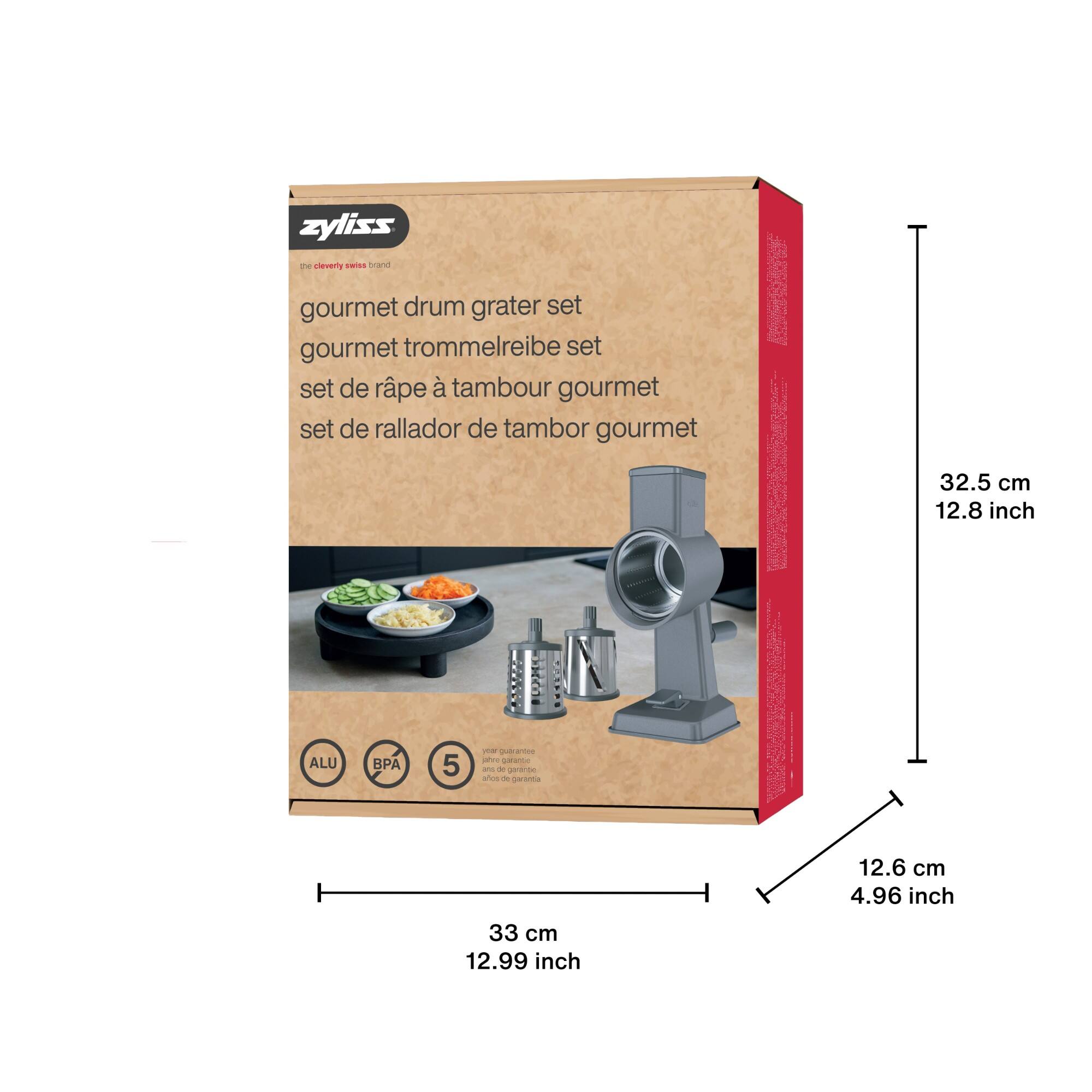 zyllss  
the cleverly swiss brand  
gourmet drum grater set  
gourmet trommelleibor gourmet  
set de râpe à tambour gourmet  
set de rallador de tambor gourmet  
32.5 cm 12.8 inch  
ALU  
BPA  
5  
your guarantee jere garance are x garantie inos de garantia  
12.6 cm 4.96 inch  
33 cm 12.99 inch