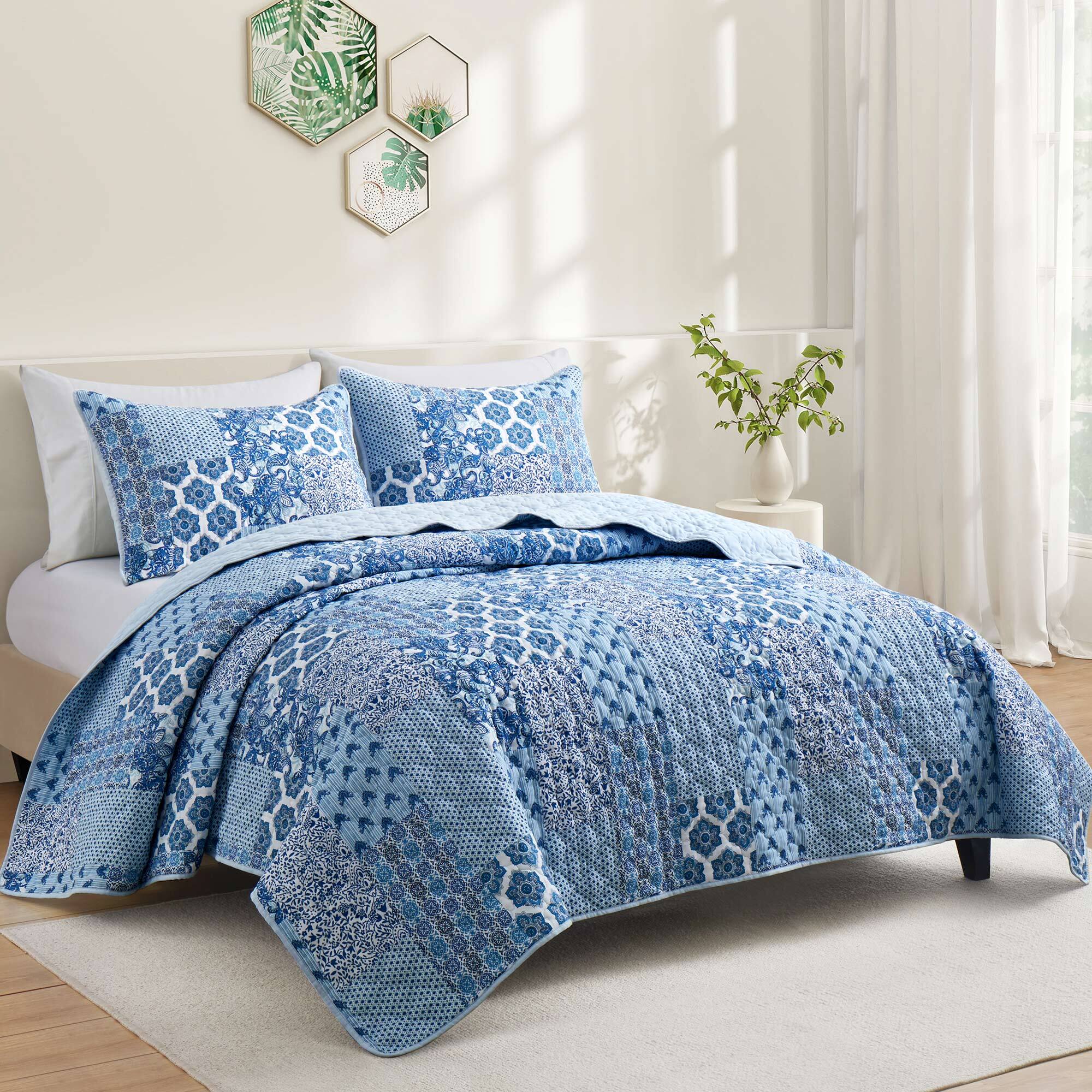 Angle. Nest - Peace Nest Soft Printed Coverlet Set Floral Geometric Bedspread Modern Reversible Quilt and Shams Set - Savanna.