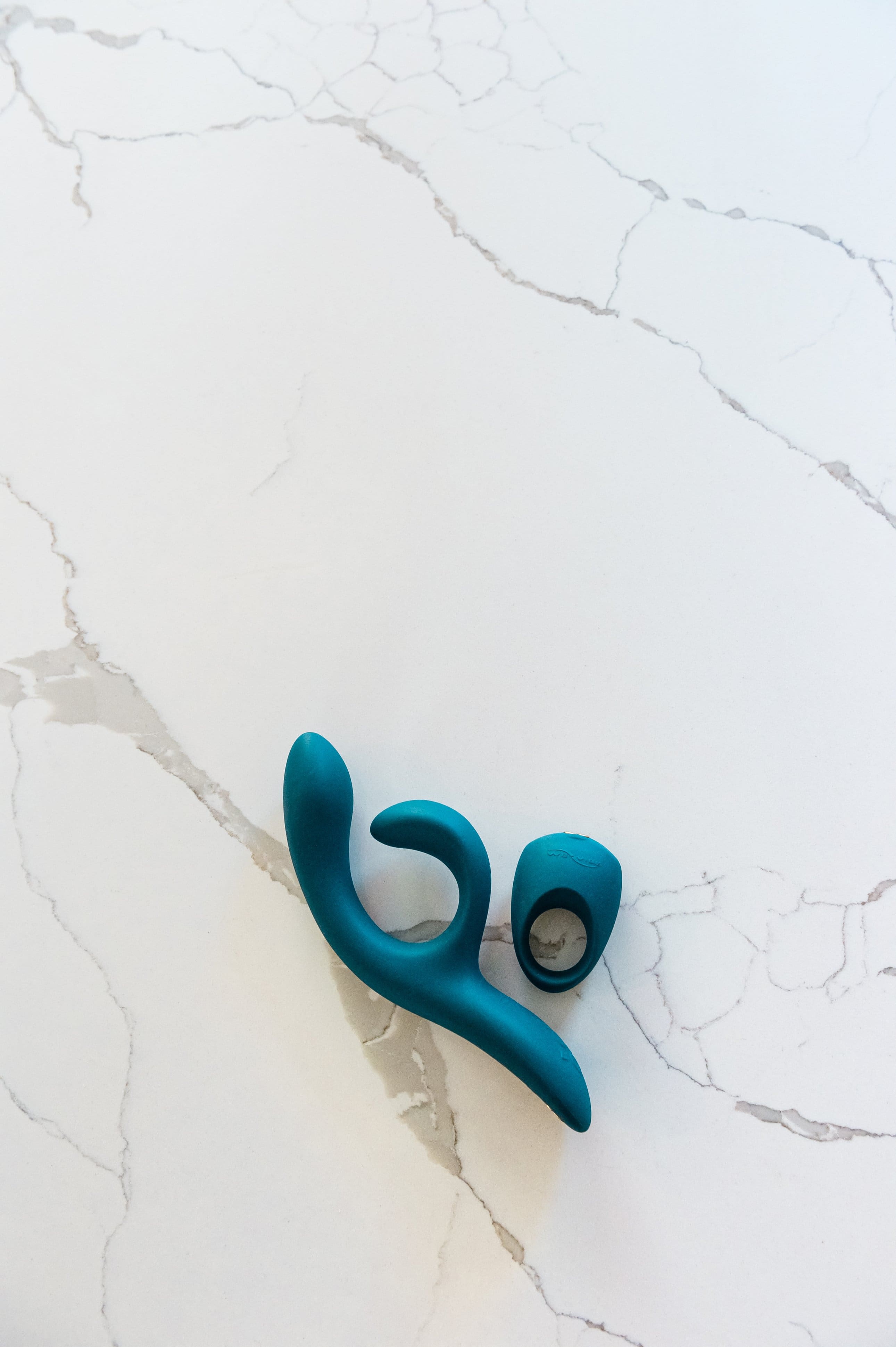 Front. We-Vibe - Date Night, Couple’s vibrator set - Green Velvet.