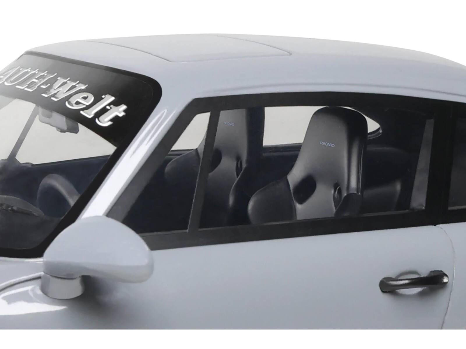 The text on the image should be grouped and corrected as follows:

- "Autowelt"
- "RECARO" (on the seat)