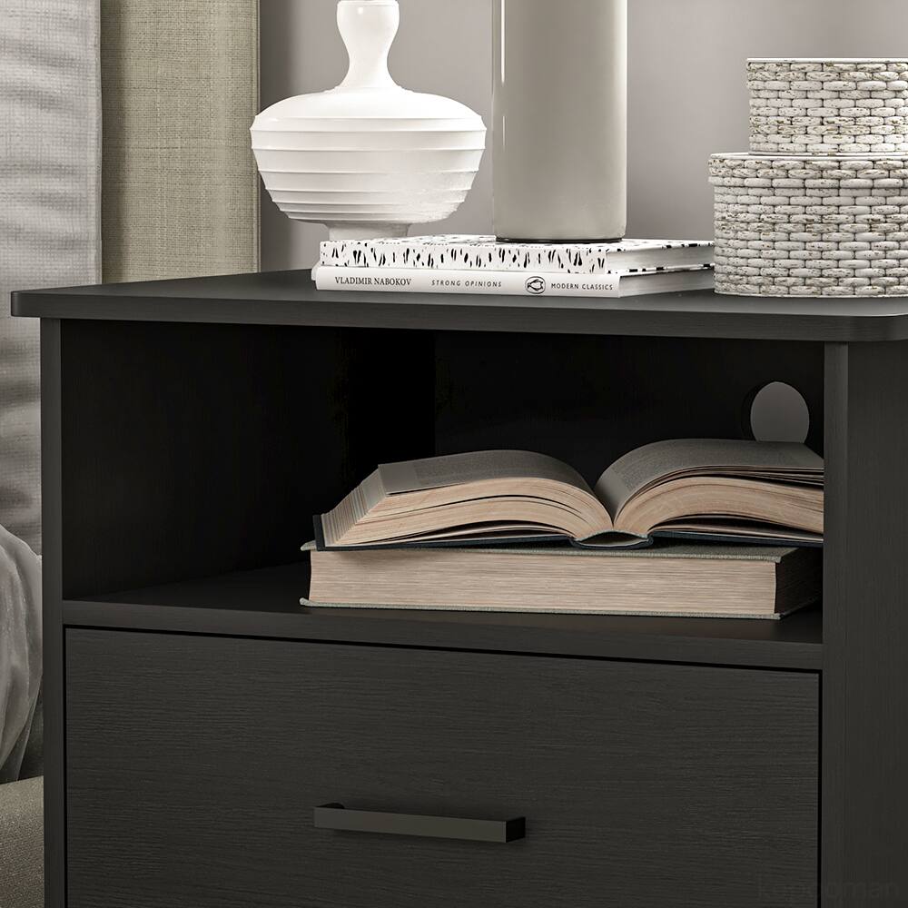 VLADIMIR NABOKOV  
STRONG OPINIONS  
MODERN CLASSICS