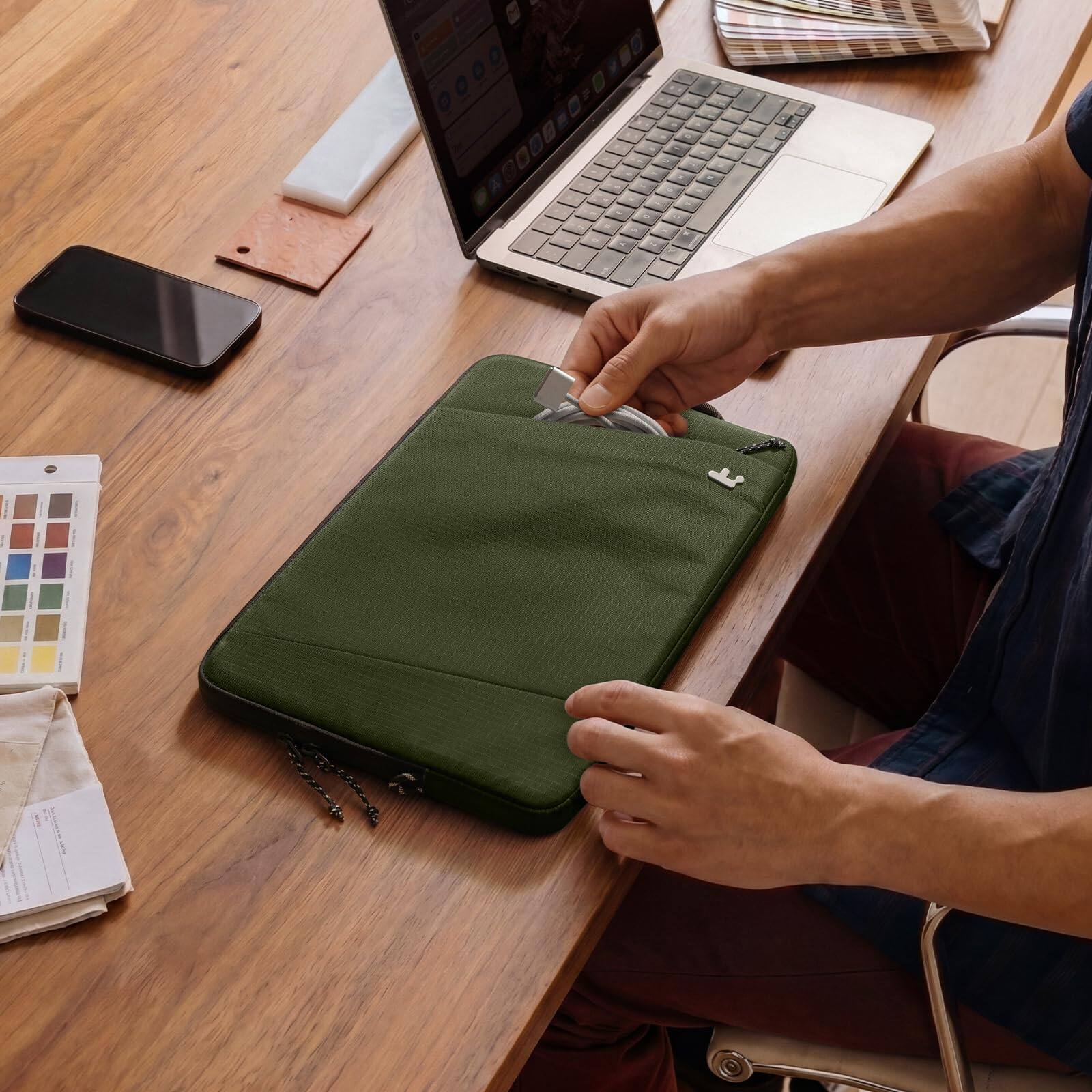 Alt View 7. tomtoc - Essence-A35 360° Protective Laptop Sleeve Case for 13-inch MacBook Air (A3449)/Pro/Neo(A18) M5/M4/M3/M2/M1 2026-2018 - Green.