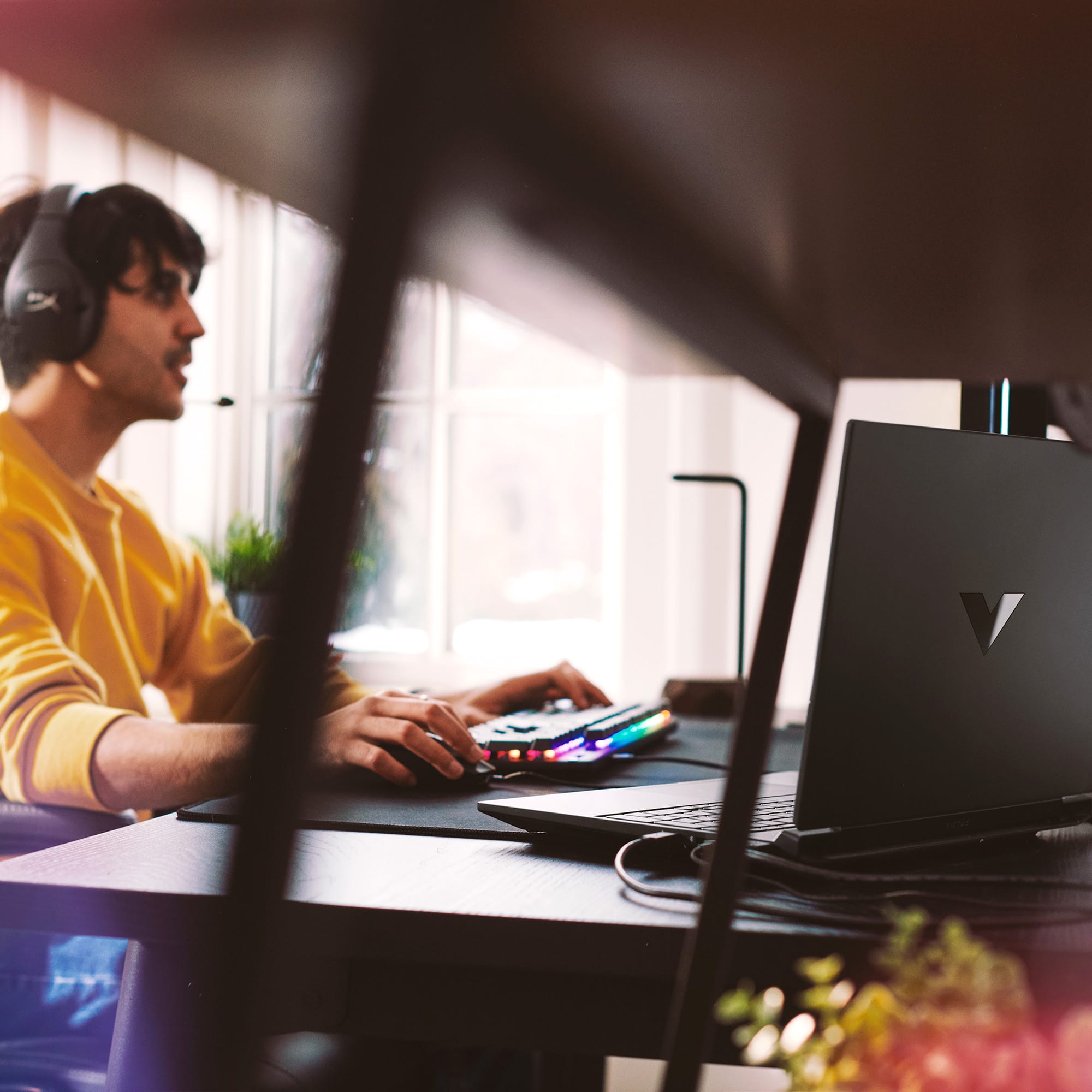 Alt View 7. HP - Victus 15.6" 144Hz Full HD Gaming Laptop - Intel Core i5 13420H 2023 - 8GB Memory - NVIDIA GeForce RTX 3050 - 512GB SSD - Mica Silver.