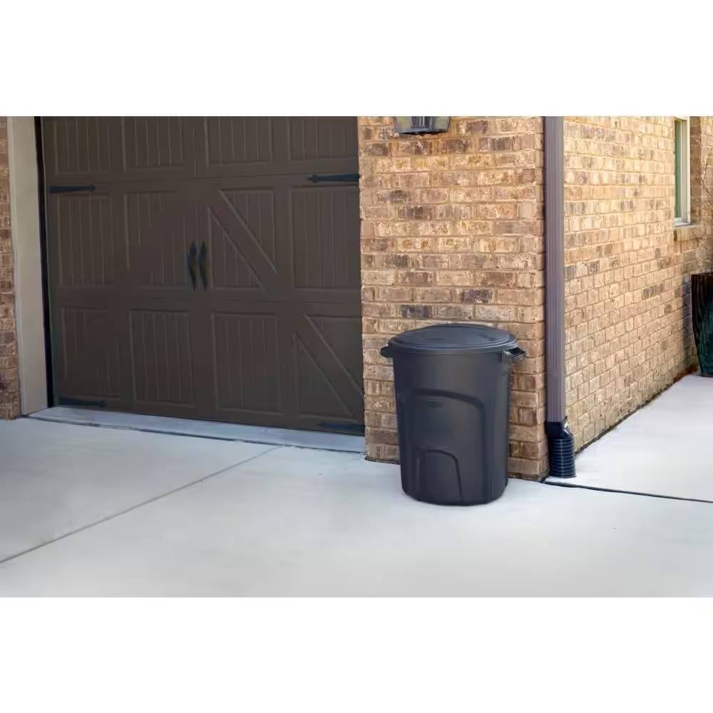 Angle. Hivvago - 32-Gallon Black Plastic Indoor Outdoor Trash Can with Lid - Made in USA - Black.