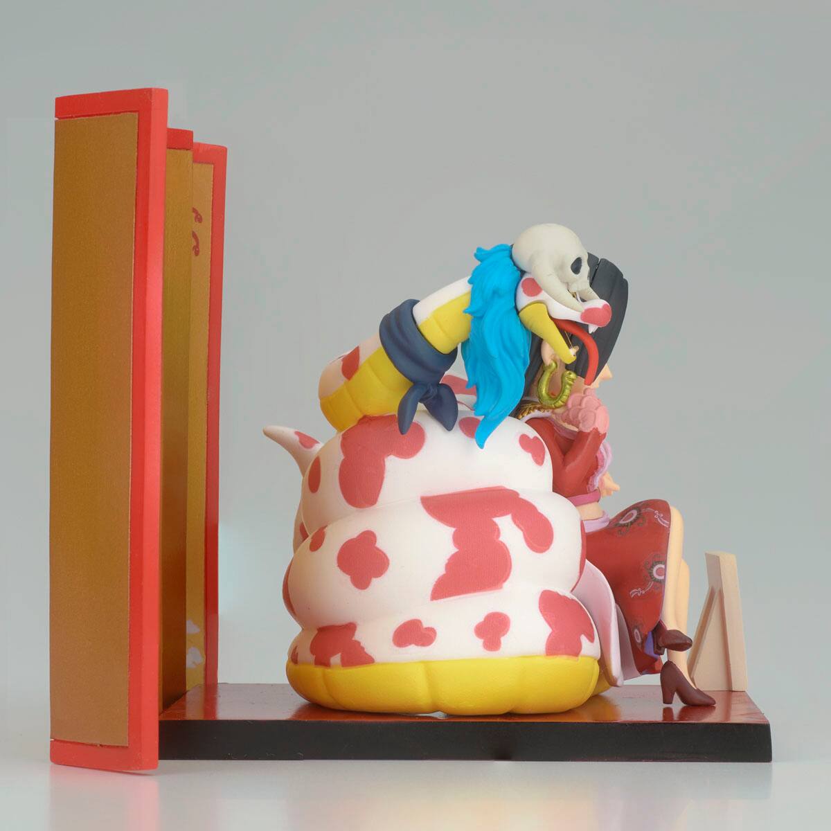 Angle. Bandai - One Piece Figure - Boa Hancock 4.7" World Collectable Figure.